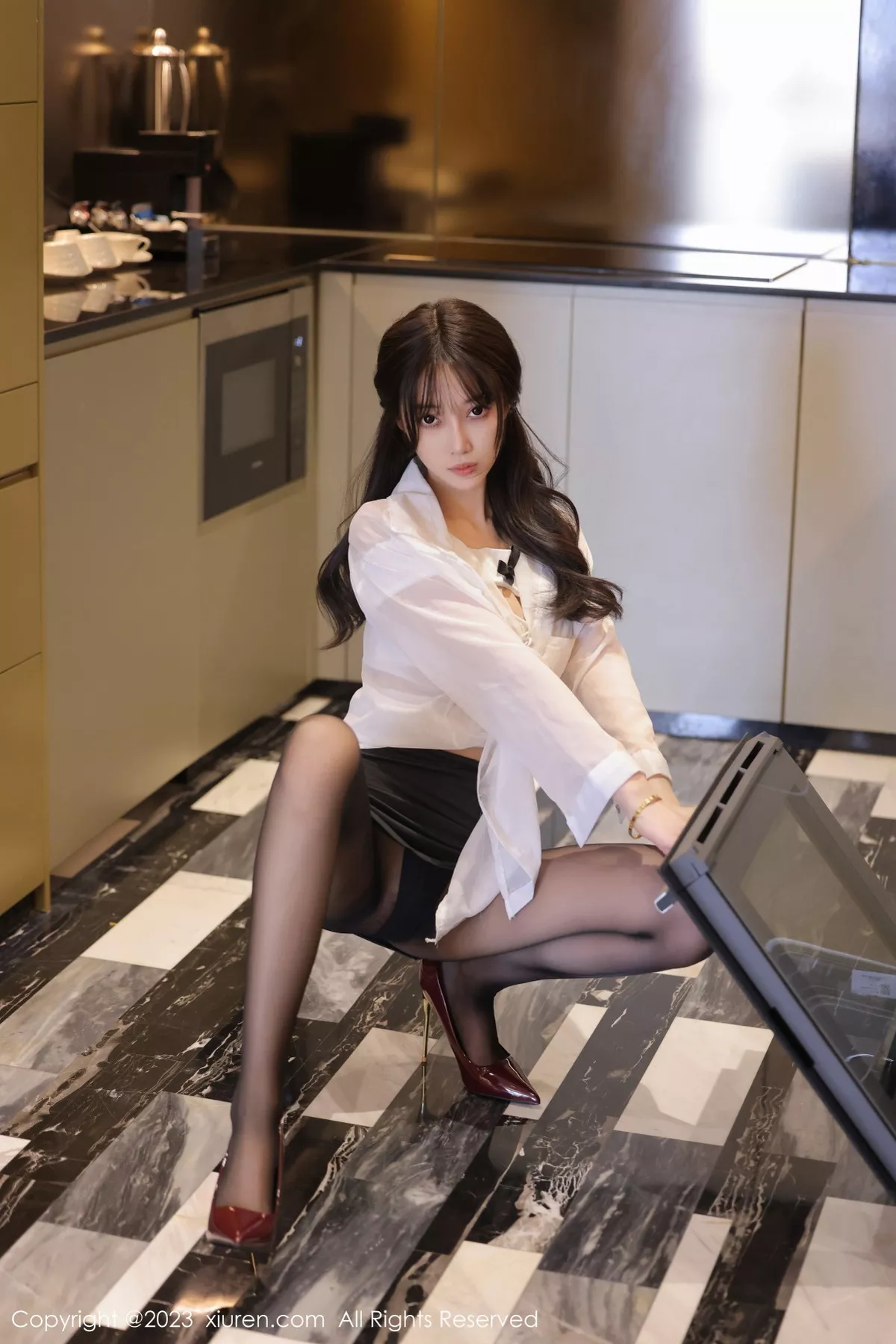 秀人集.com_[XiuRen秀人网]No.7060_模特玥儿玥er性感白T配黑色短裙露超薄黑丝秀曼妙身姿诱惑写真65P