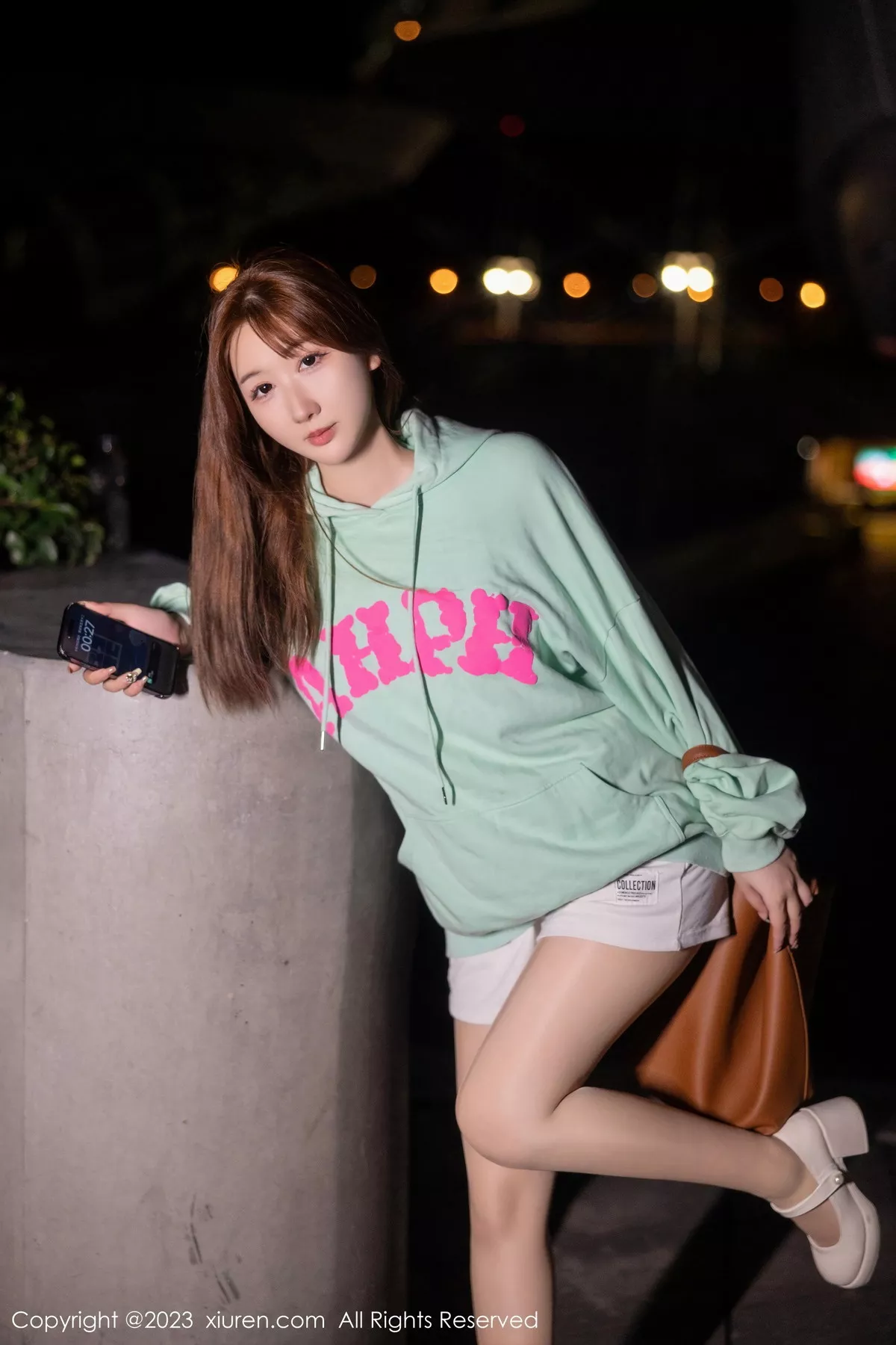 秀人集.com_[XiuRen秀人网]No.7072_模特江真真户外绿灰卫衣+性感蓝色蕾丝内衣秀完美身材诱惑写真80P