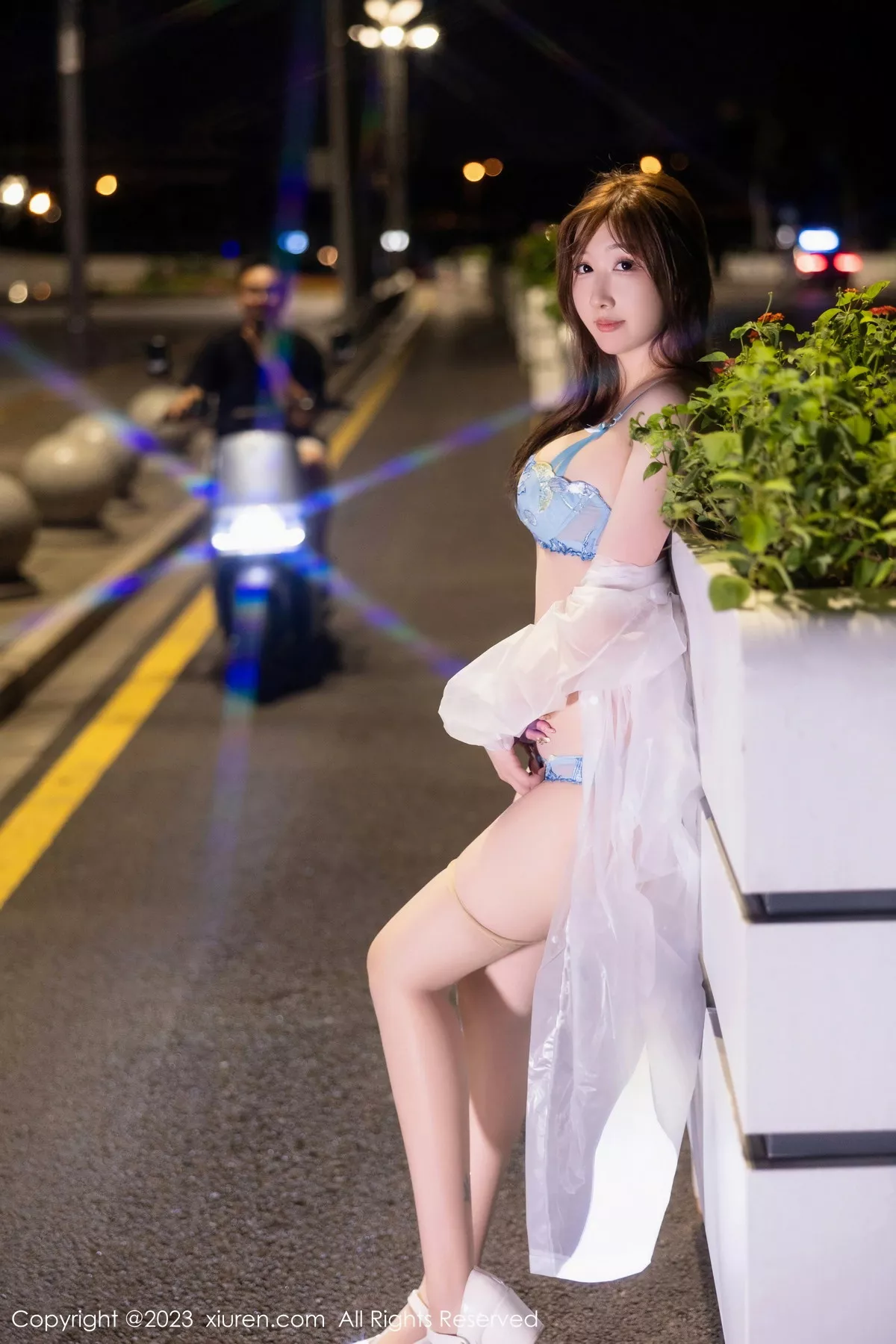 秀人集.com_[XiuRen秀人网]No.7072_模特江真真户外绿灰卫衣+性感蓝色蕾丝内衣秀完美身材诱惑写真80P