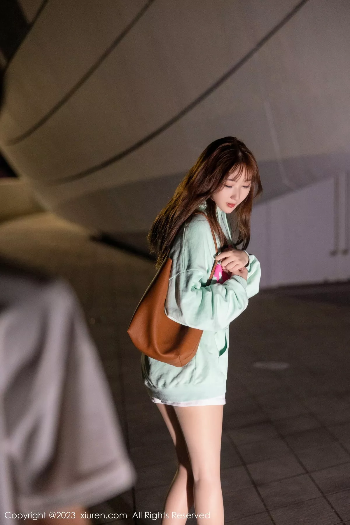 秀人集.com_[XiuRen秀人网]No.7072_模特江真真户外绿灰卫衣+性感蓝色蕾丝内衣秀完美身材诱惑写真80P