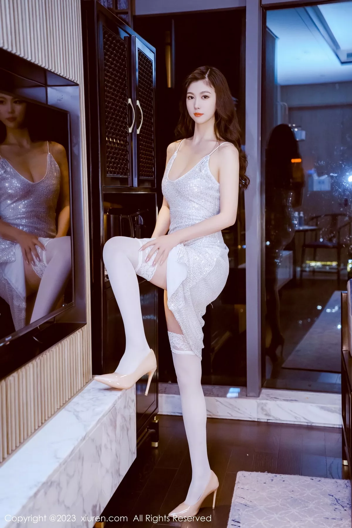 秀人集.com_[XiuRen秀人网]No.7071_模特李雅柔182CM白色闪亮吊带裙配白丝袜秀高挑身材诱惑写真42P