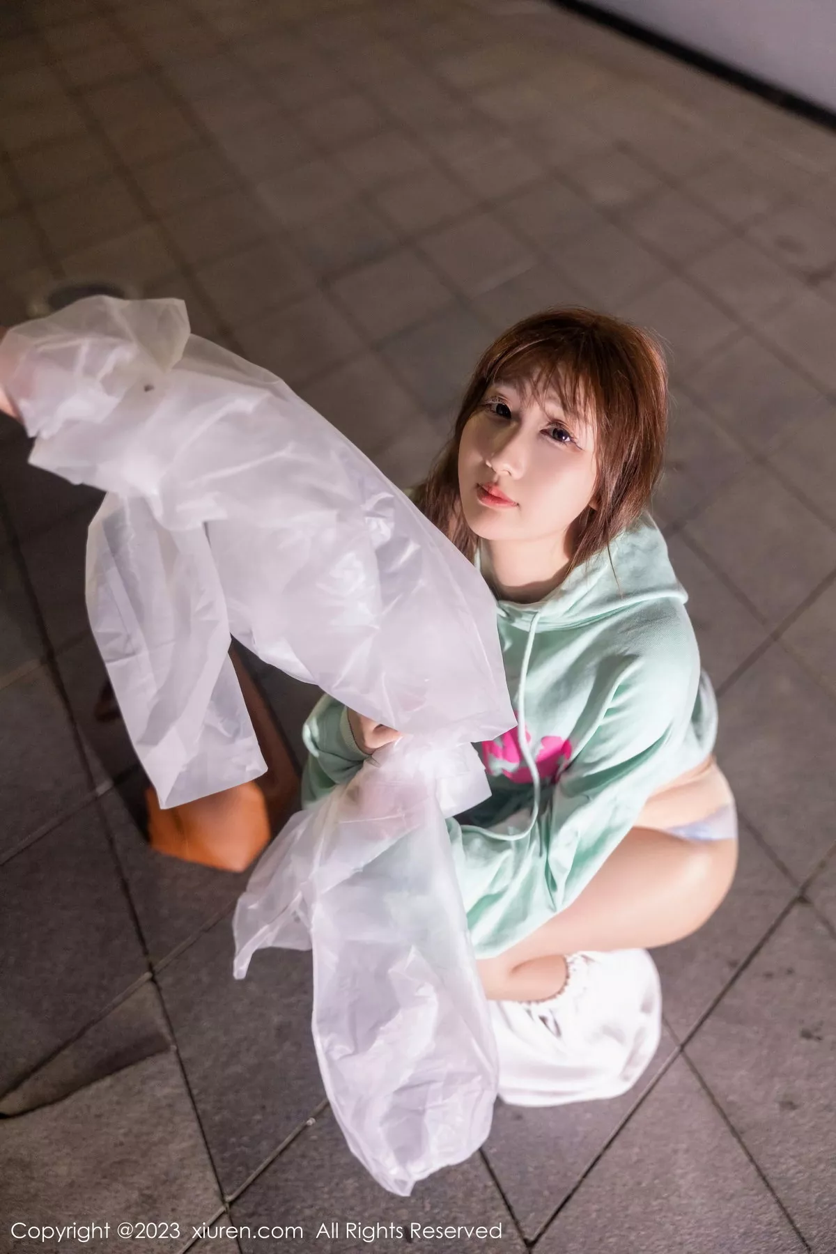 秀人集.com_[XiuRen秀人网]No.7072_模特江真真户外绿灰卫衣+性感蓝色蕾丝内衣秀完美身材诱惑写真80P