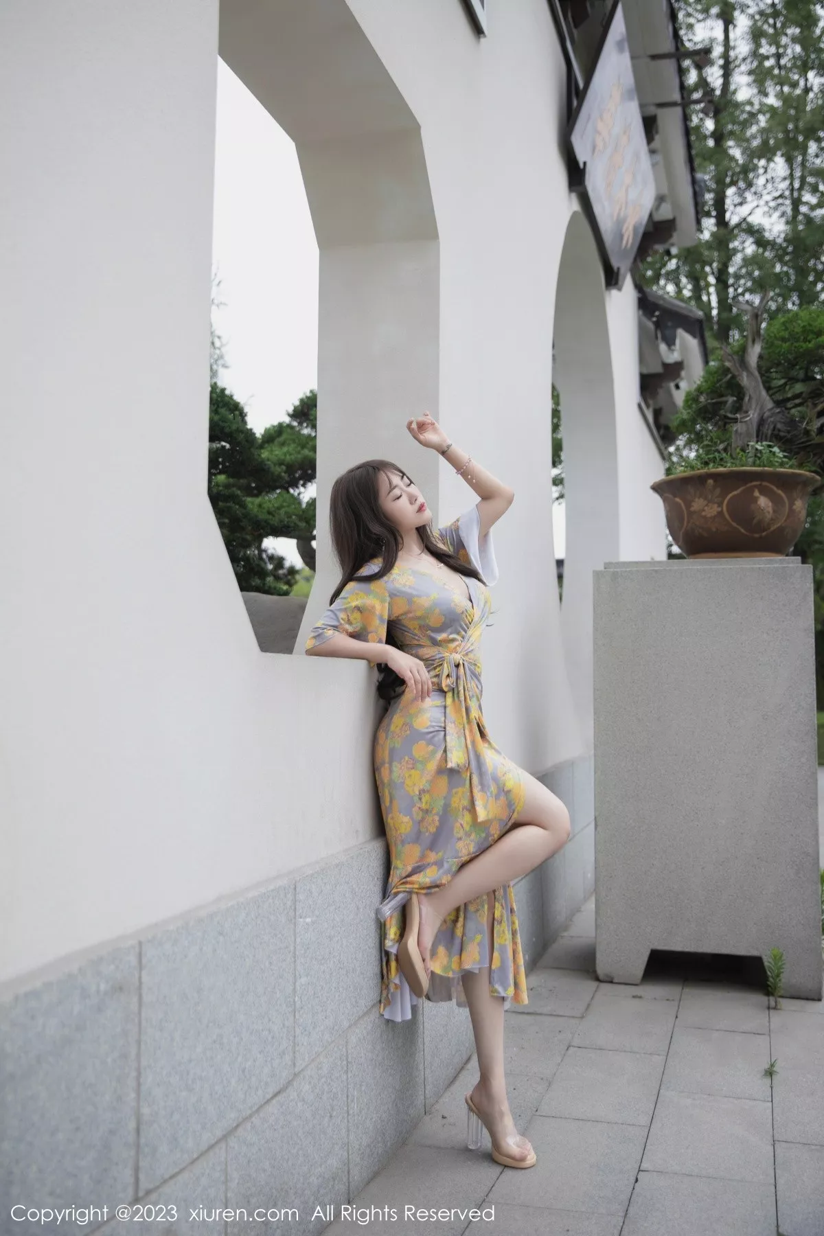 秀人集.com_[XiuRen秀人网]No.6949_模特严利娅Yuliya性感黄灰色睡裙半撩秀翘臀美腿惹火诱惑写真84P