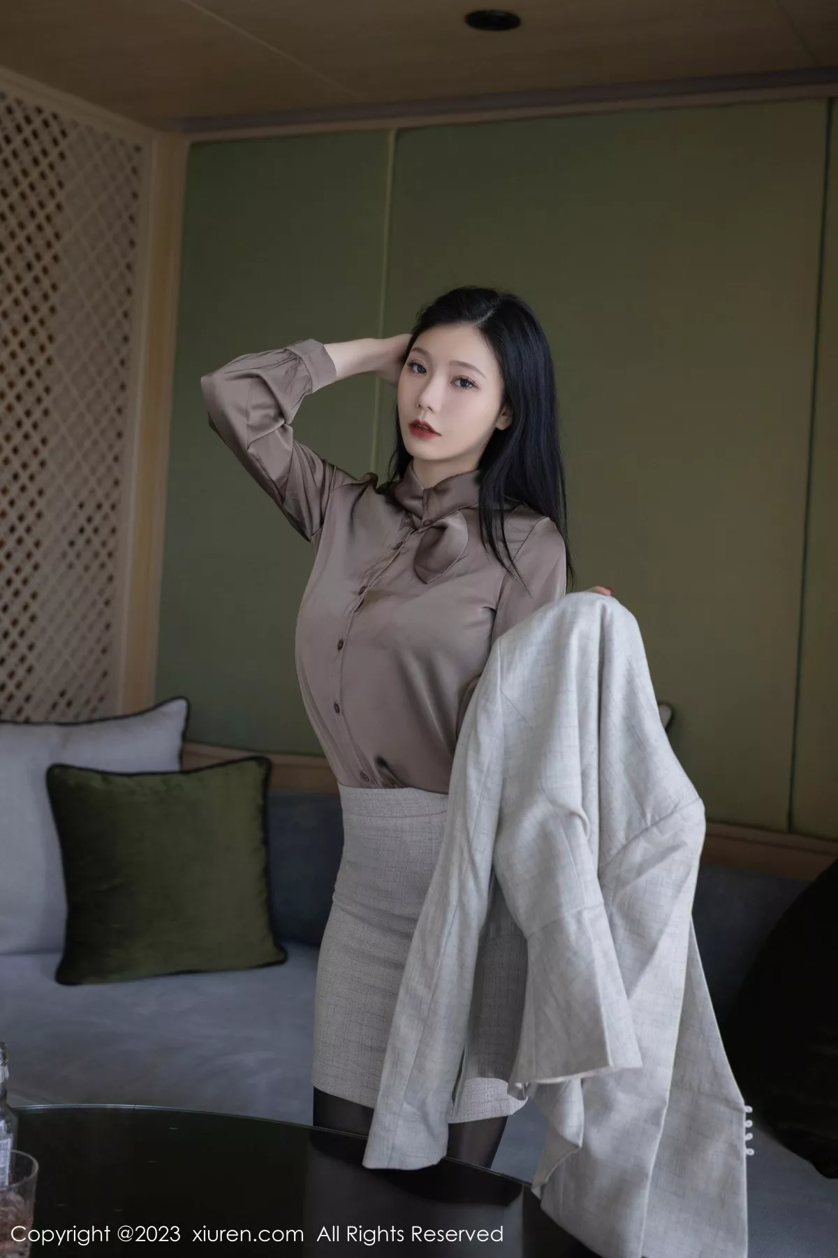 秀人集.com_[XiuRen秀人网]No.6951_模特安然anran灰色职业Ol装露红色蕾丝内衣秀曼妙身姿诱惑写真79P