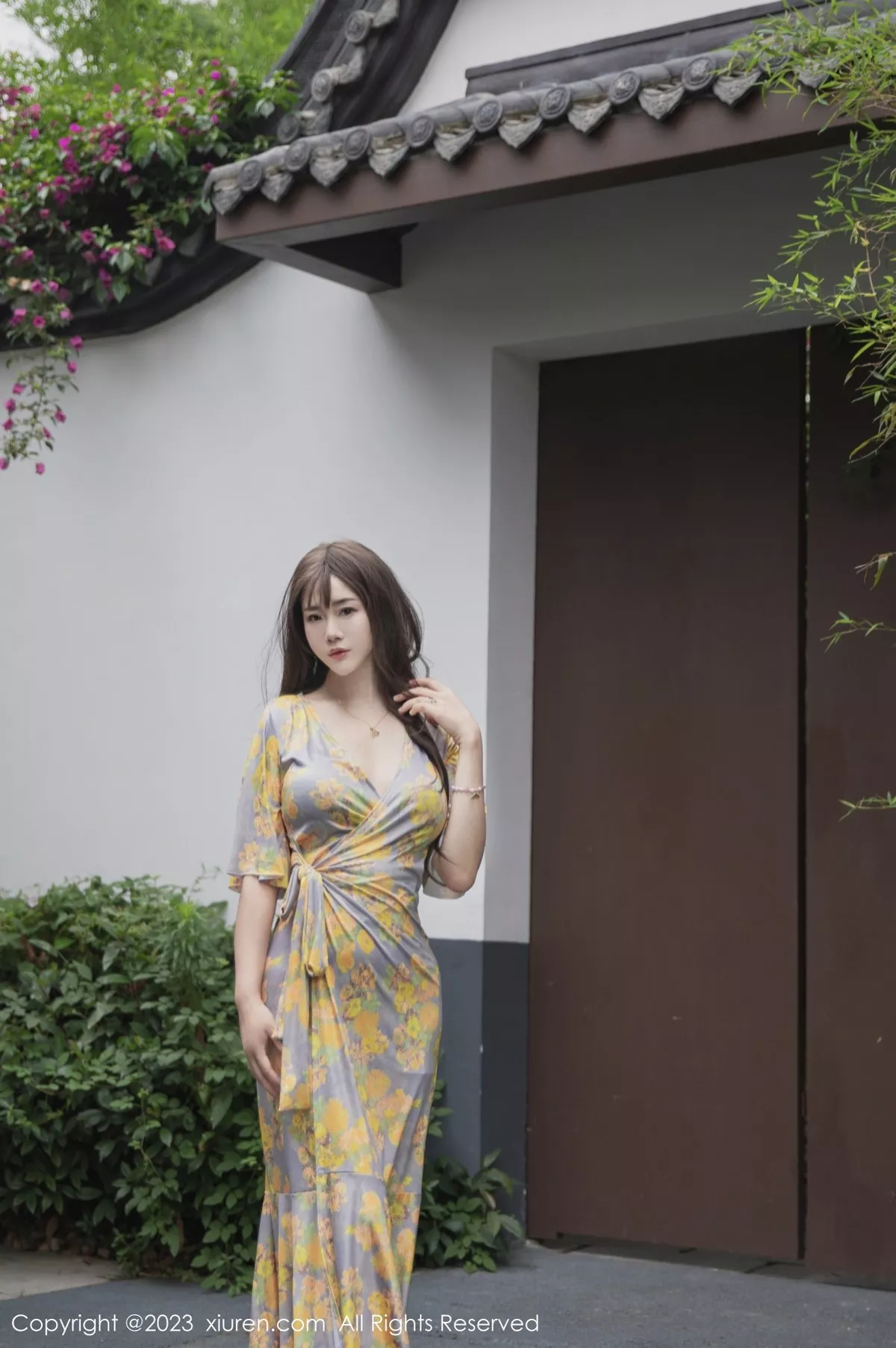 秀人集.com_[XiuRen秀人网]No.6949_模特严利娅Yuliya性感黄灰色睡裙半撩秀翘臀美腿惹火诱惑写真84P