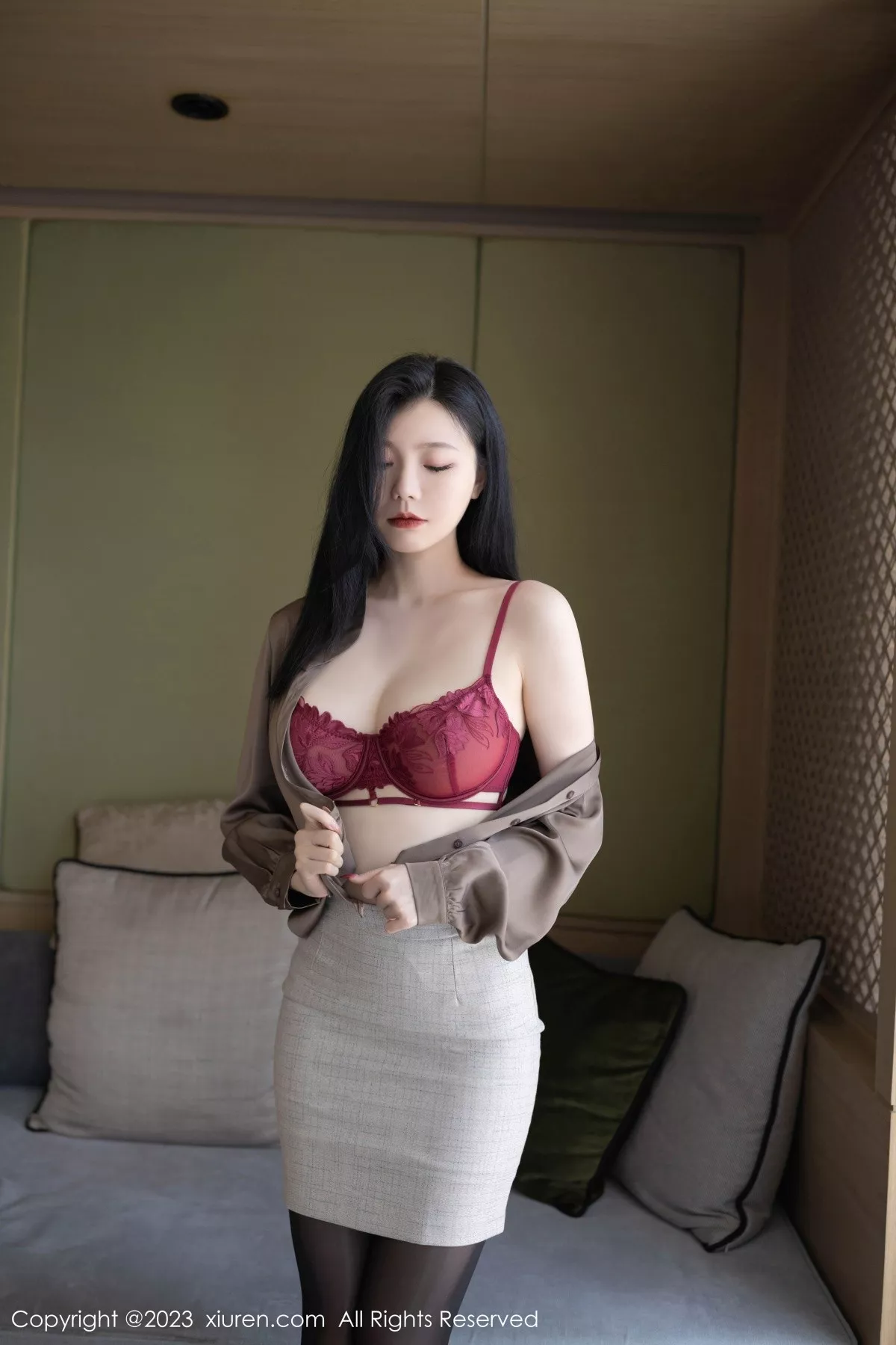 秀人集.com_[XiuRen秀人网]No.6951_模特安然anran灰色职业Ol装露红色蕾丝内衣秀曼妙身姿诱惑写真79P