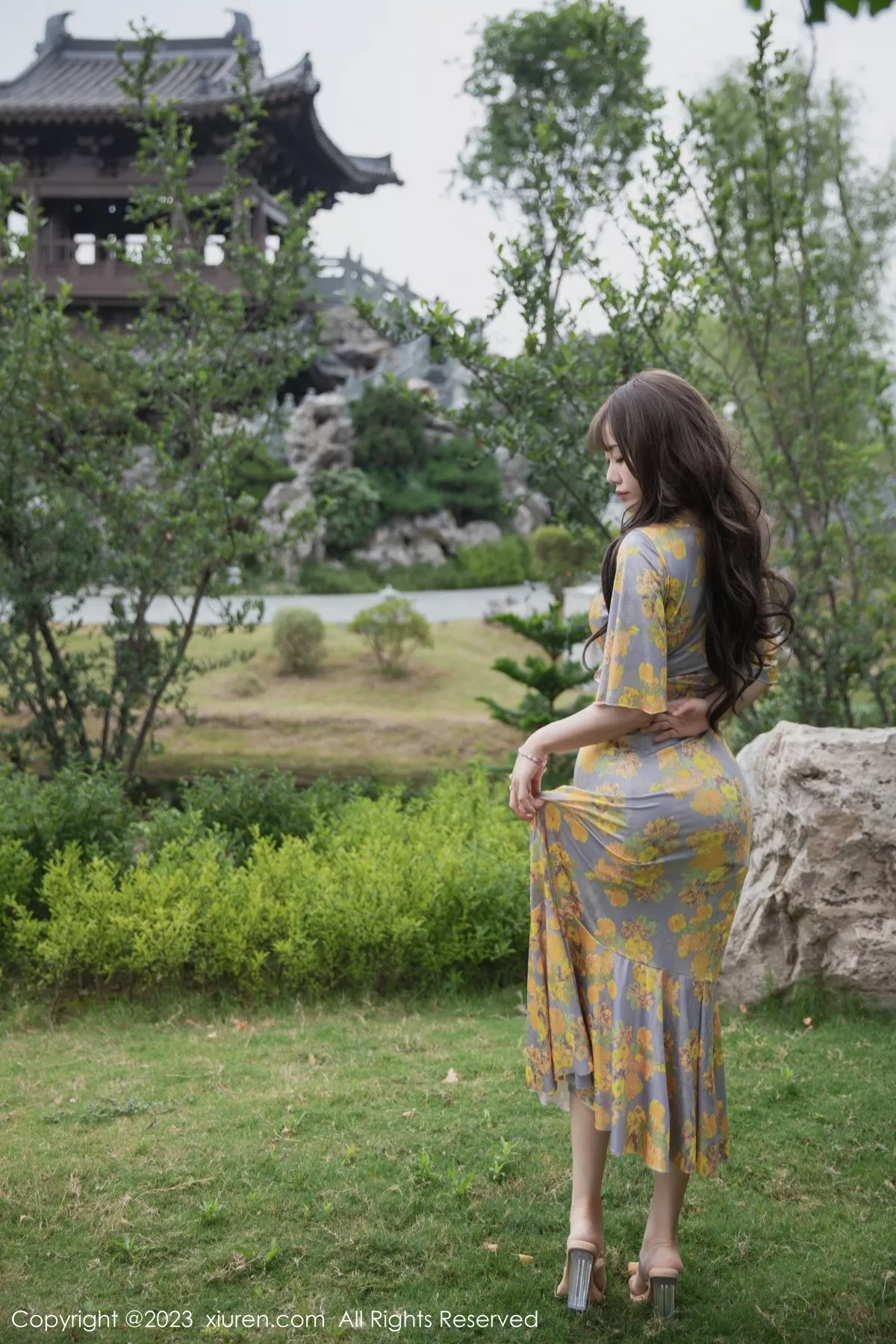 秀人集.com_[XiuRen秀人网]No.6949_模特严利娅Yuliya性感黄灰色睡裙半撩秀翘臀美腿惹火诱惑写真84P