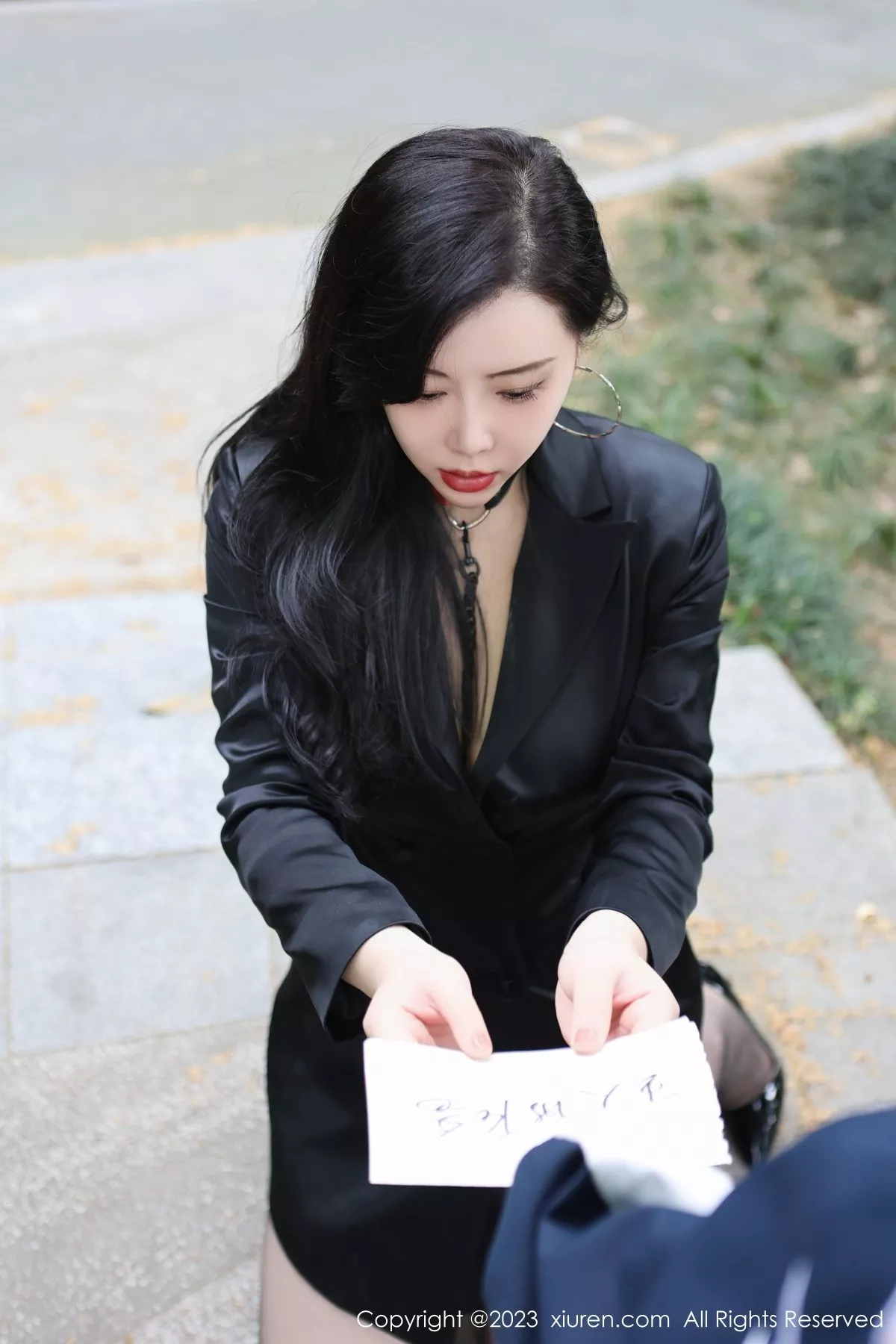 秀人集.com_[XiuRen秀人网]No.6950_模特王婉悠Queen户外脱黑色外衣露情趣服秀豪乳遮点诱惑写真83P