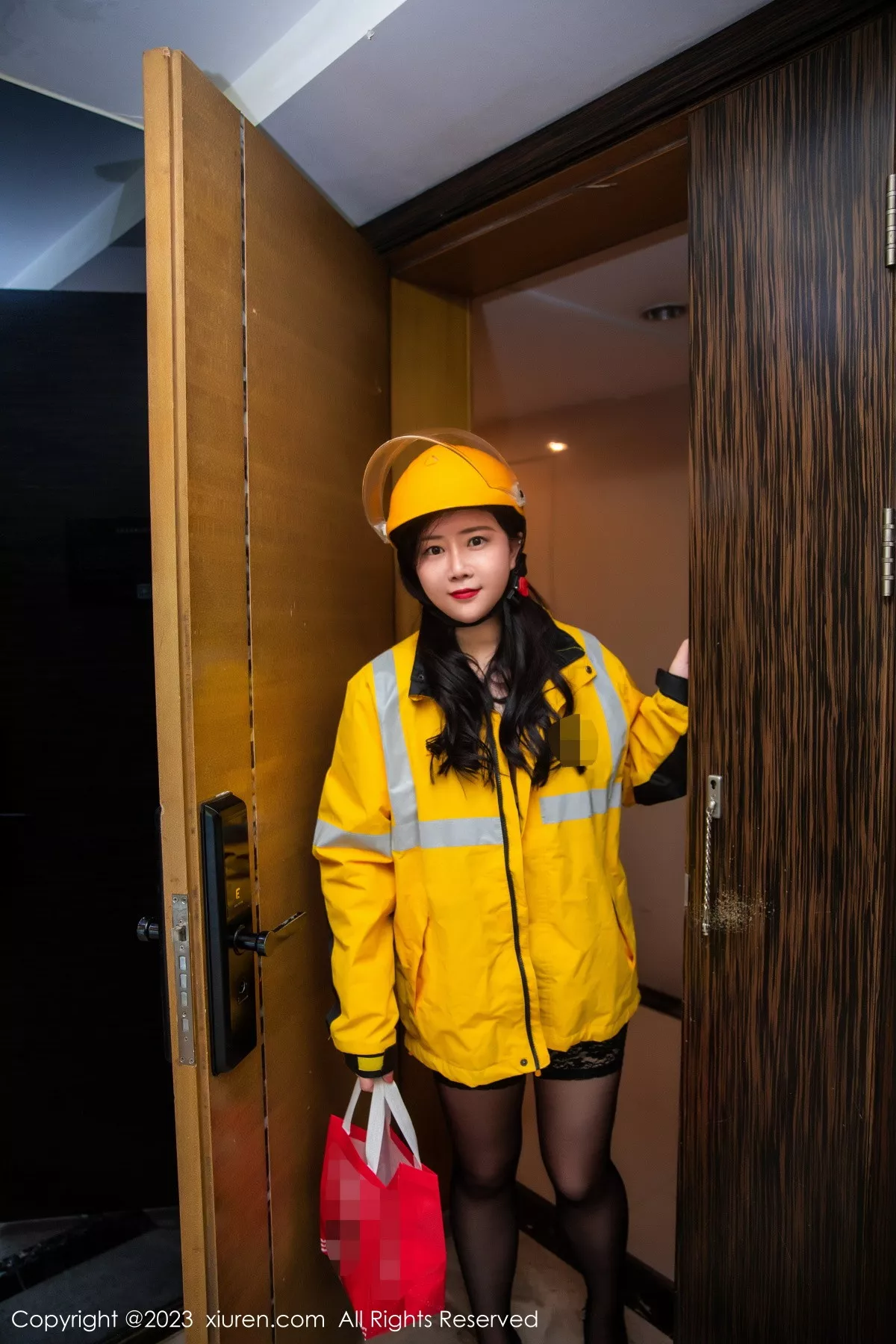 秀人集.com_[XiuRen秀人网]No.7093_模特王婉悠Queen黑色情趣蕾丝配黑丝吊袜秀丰腴身姿诱惑写真91P