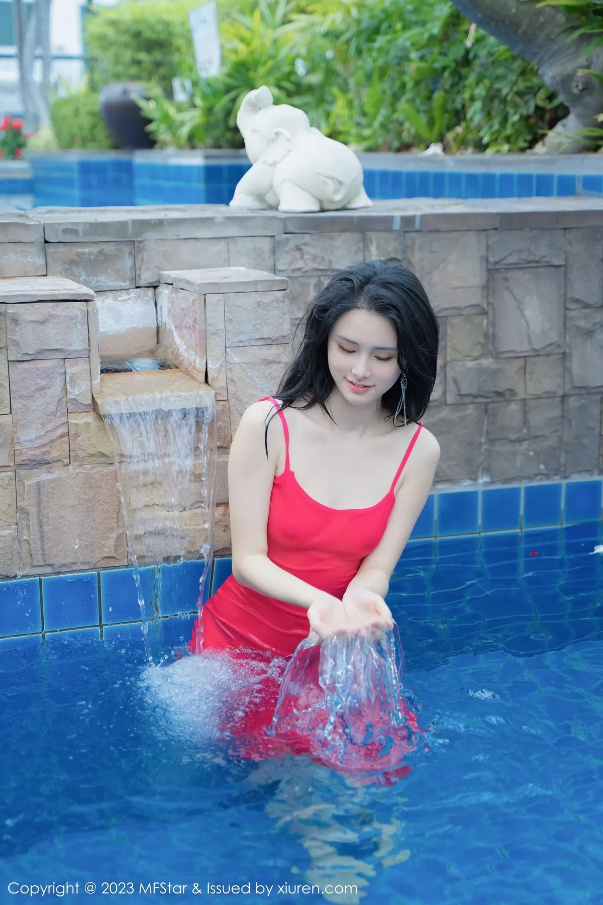 秀人集.com_[MFStar模范学院]Vol.629_模特艾希儿性感玫红吊带短裙半脱秀曼妙苗条身材迷人诱惑写真57P