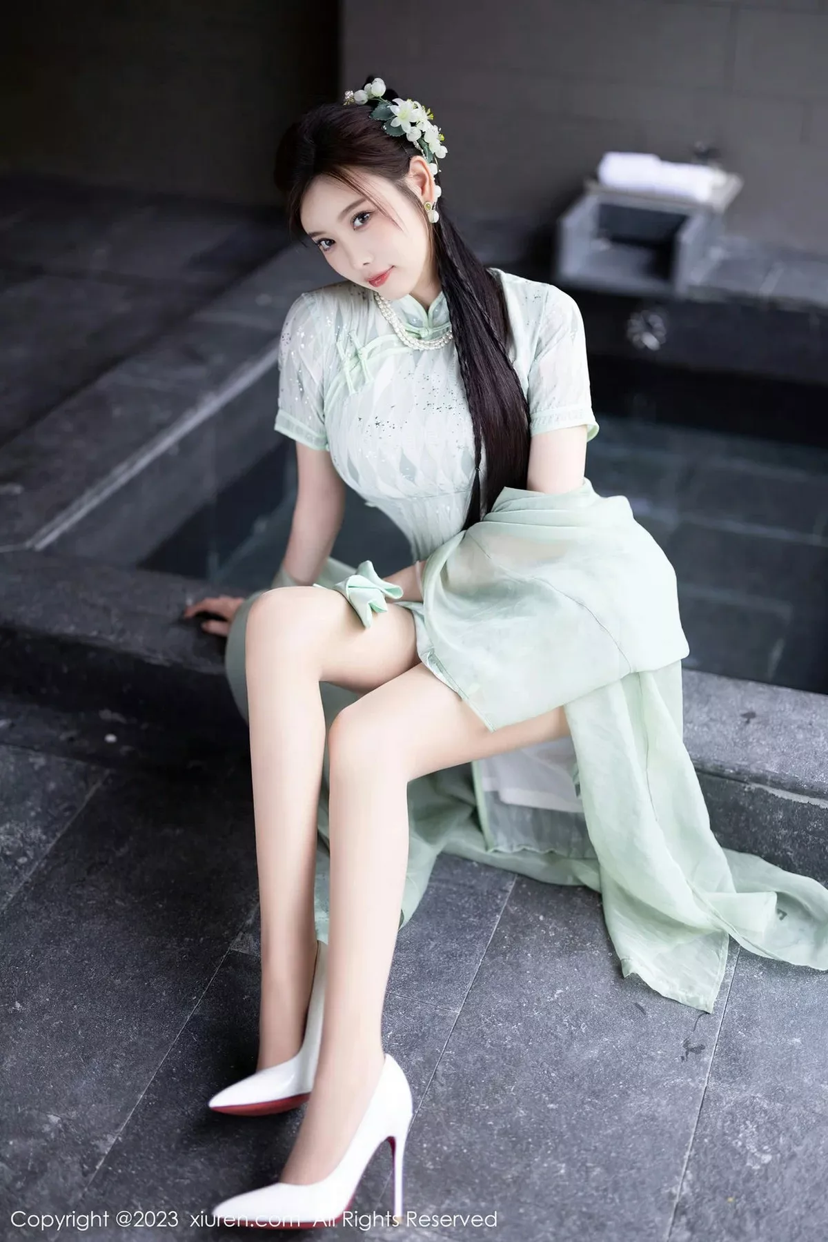 秀人集.com_[XiuRen秀人网]No.6983_女神杨晨晨Yome性感淡绿旗袍服配原色丝袜秀丰腴身材诱惑写真84P