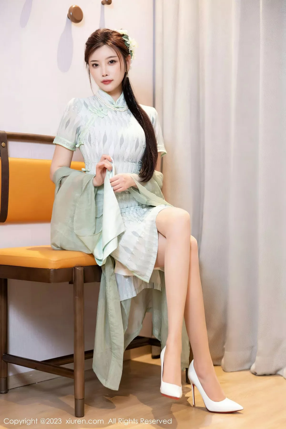 秀人集.com_[XiuRen秀人网]No.6983_女神杨晨晨Yome性感淡绿旗袍服配原色丝袜秀丰腴身材诱惑写真84P