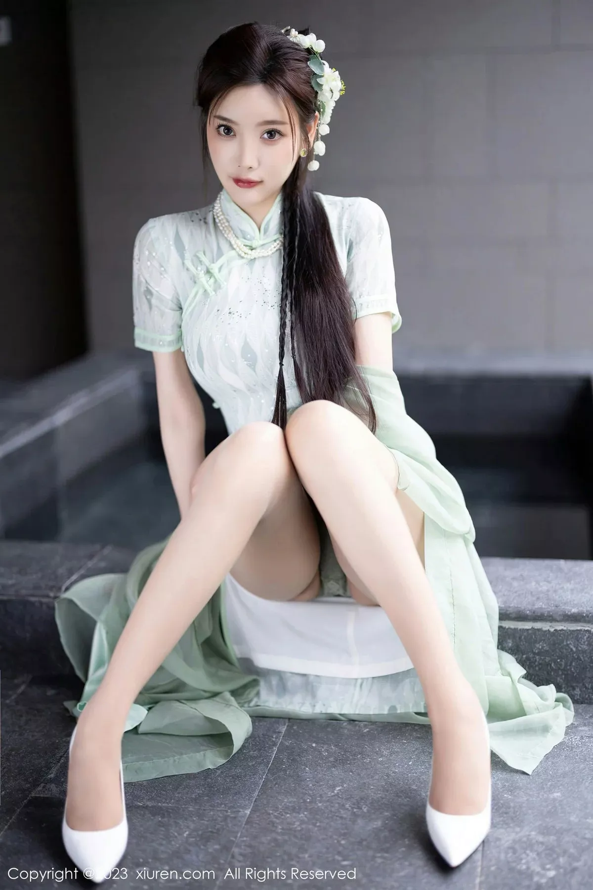 秀人集.com_[XiuRen秀人网]No.6983_女神杨晨晨Yome性感淡绿旗袍服配原色丝袜秀丰腴身材诱惑写真84P