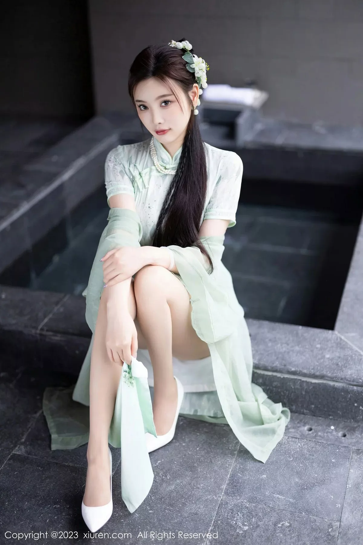 秀人集.com_[XiuRen秀人网]No.6983_女神杨晨晨Yome性感淡绿旗袍服配原色丝袜秀丰腴身材诱惑写真84P