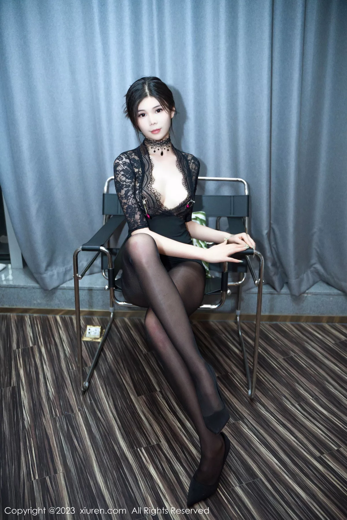 秀人集.com_[XiuRen秀人网]No.7098_模特雪糕CiCi黑色蕾丝连衣短裙配开档黑丝秀惹火身材诱惑写真67P