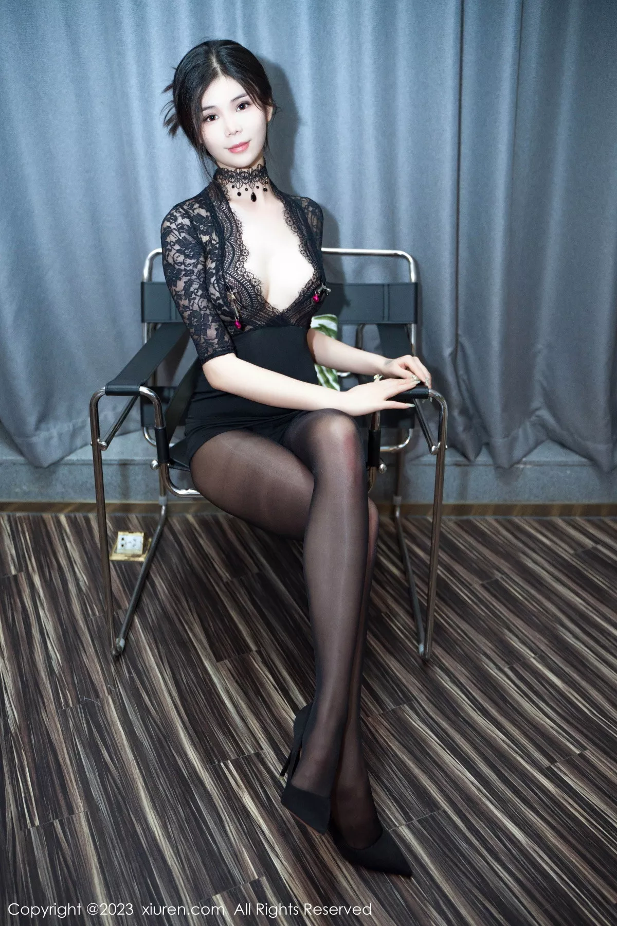 秀人集.com_[XiuRen秀人网]No.7098_模特雪糕CiCi黑色蕾丝连衣短裙配开档黑丝秀惹火身材诱惑写真67P