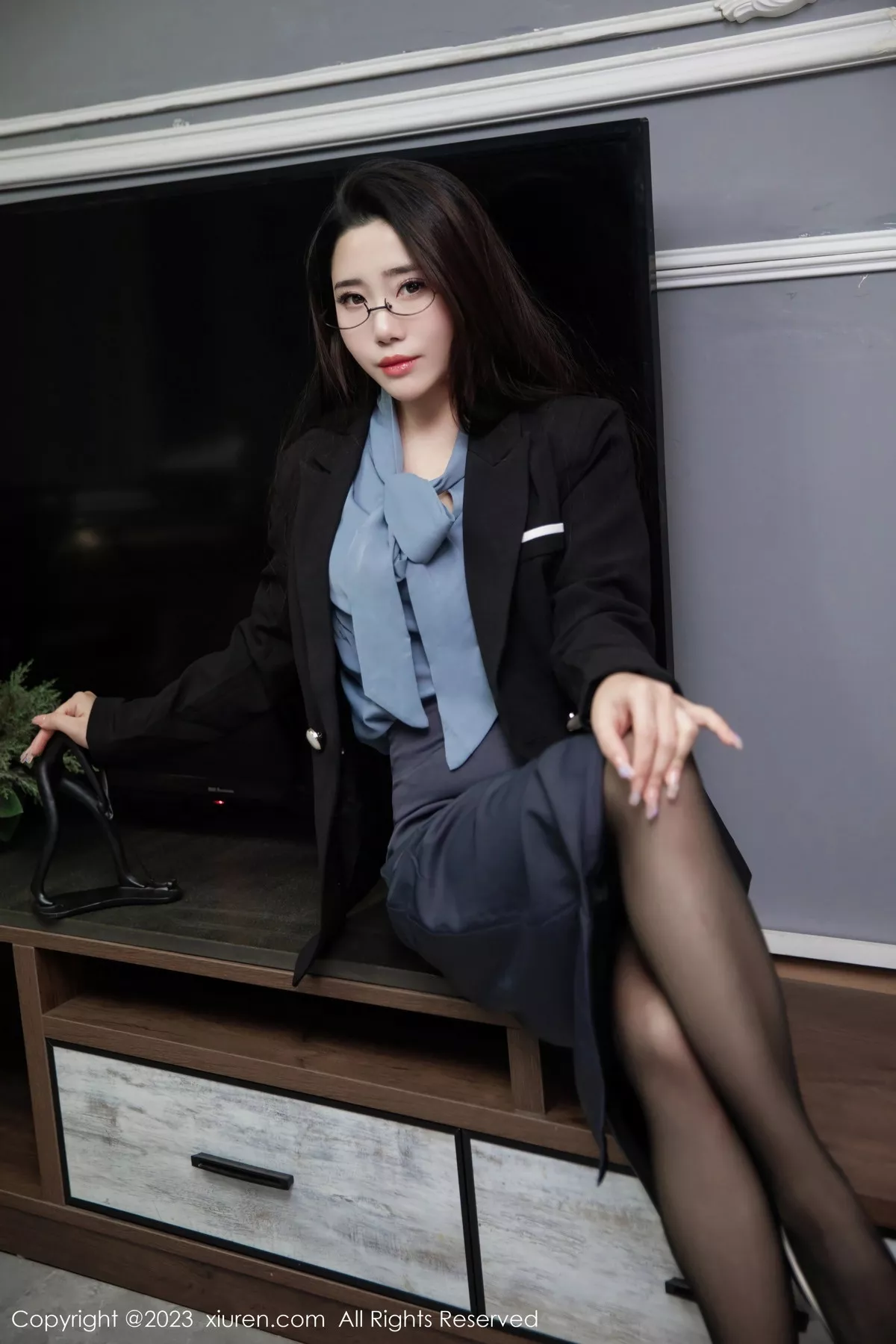 秀人集.com_[XiuRen秀人网]No.7179_模特严利娅Yuliya蓝灰色上衣配灰短裙露蓝色蕾丝内衣诱惑写真82P