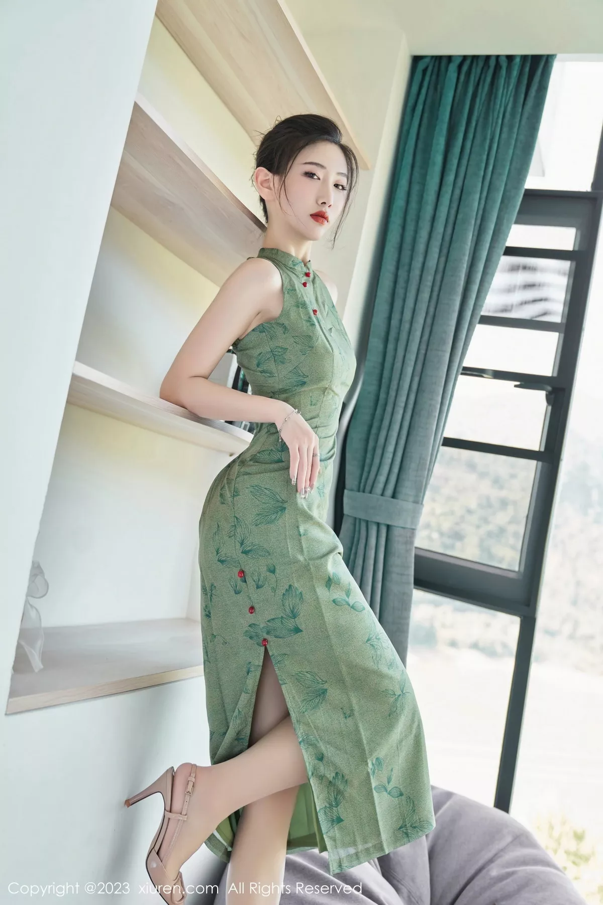 秀人集.com_[XiuRen秀人网]No.7181_模特沈青黛私房性感翠绿旗袍服饰半脱秀曼妙身姿撩人诱惑写真98P