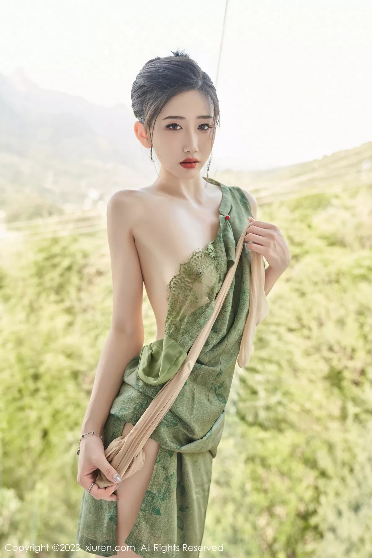 秀人集.com_[XiuRen秀人网]No.7181_模特沈青黛私房性感翠绿旗袍服饰半脱秀曼妙身姿撩人诱惑写真98P