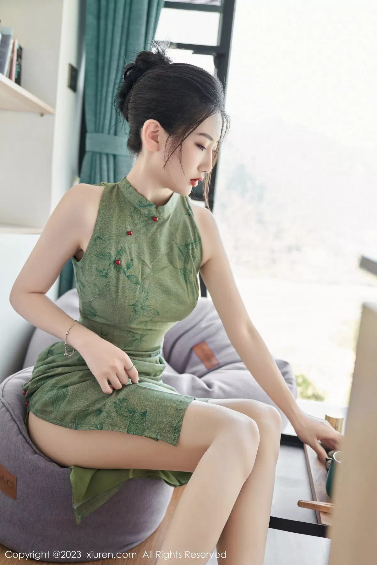 秀人集.com_[XiuRen秀人网]No.7181_模特沈青黛私房性感翠绿旗袍服饰半脱秀曼妙身姿撩人诱惑写真98P