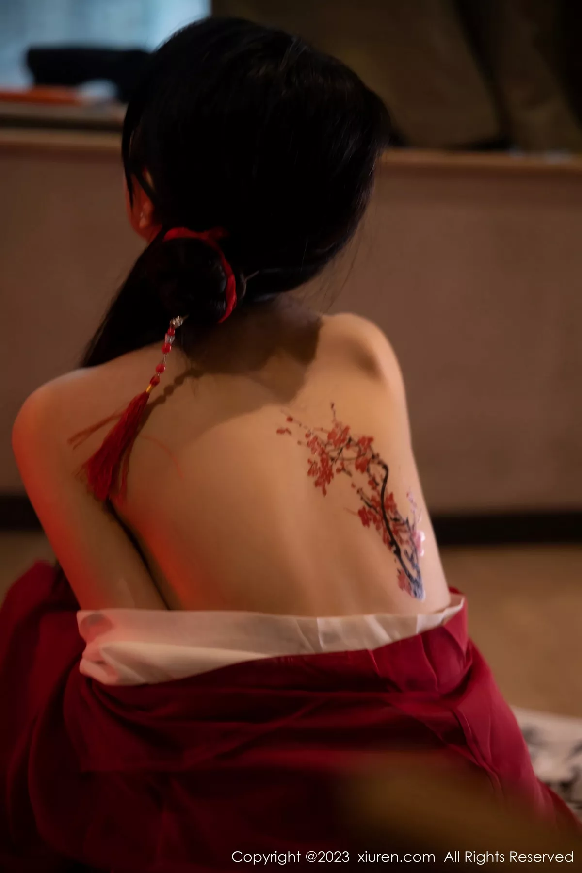 秀人集.com_[XiuRen秀人网]No.7192_模特幼幼私房古风场景性感红色古装服半脱秀完美身材诱惑写真92P