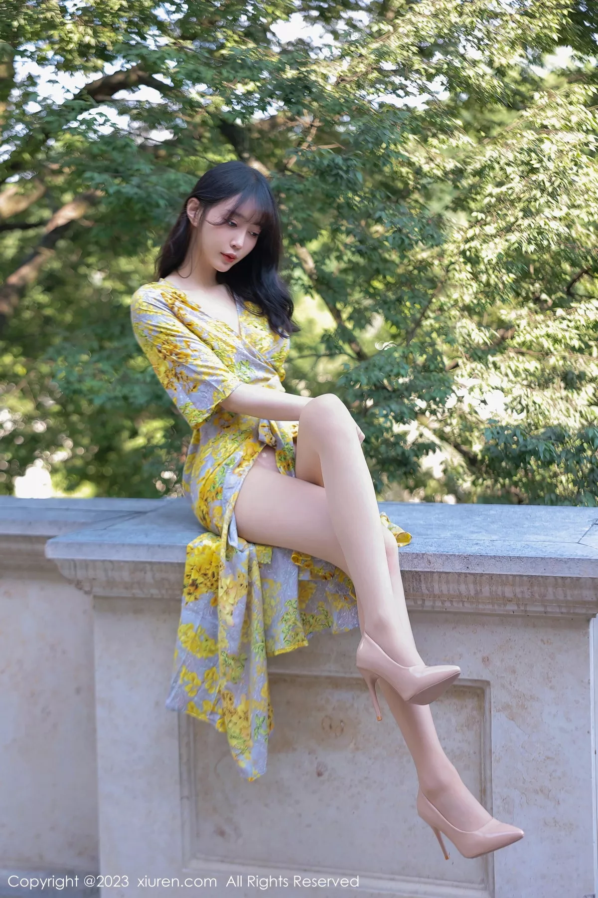 秀人集.com_[XiuRen秀人网]No.7186_模特玥儿玥er性感黄色花纹长裙露粉色内衣配开档肉丝诱惑写真71P