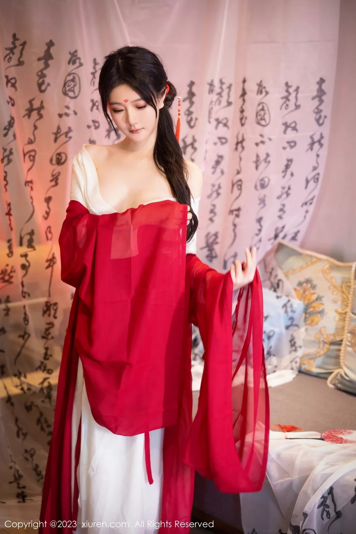 秀人集.com_[XiuRen秀人网]No.7192_模特幼幼私房古风场景性感红色古装服半脱秀完美身材诱惑写真92P