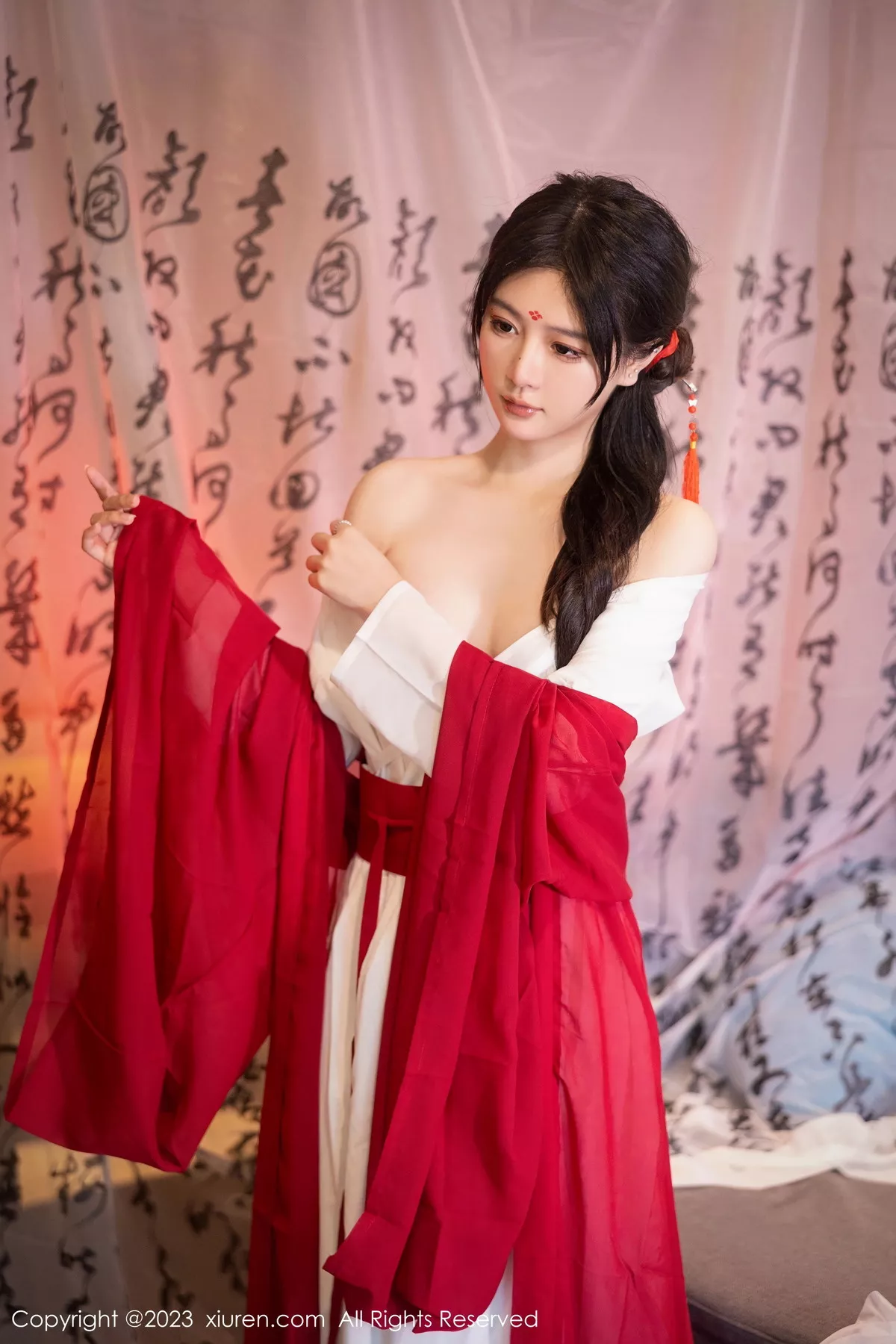 秀人集.com_[XiuRen秀人网]No.7192_模特幼幼私房古风场景性感红色古装服半脱秀完美身材诱惑写真92P