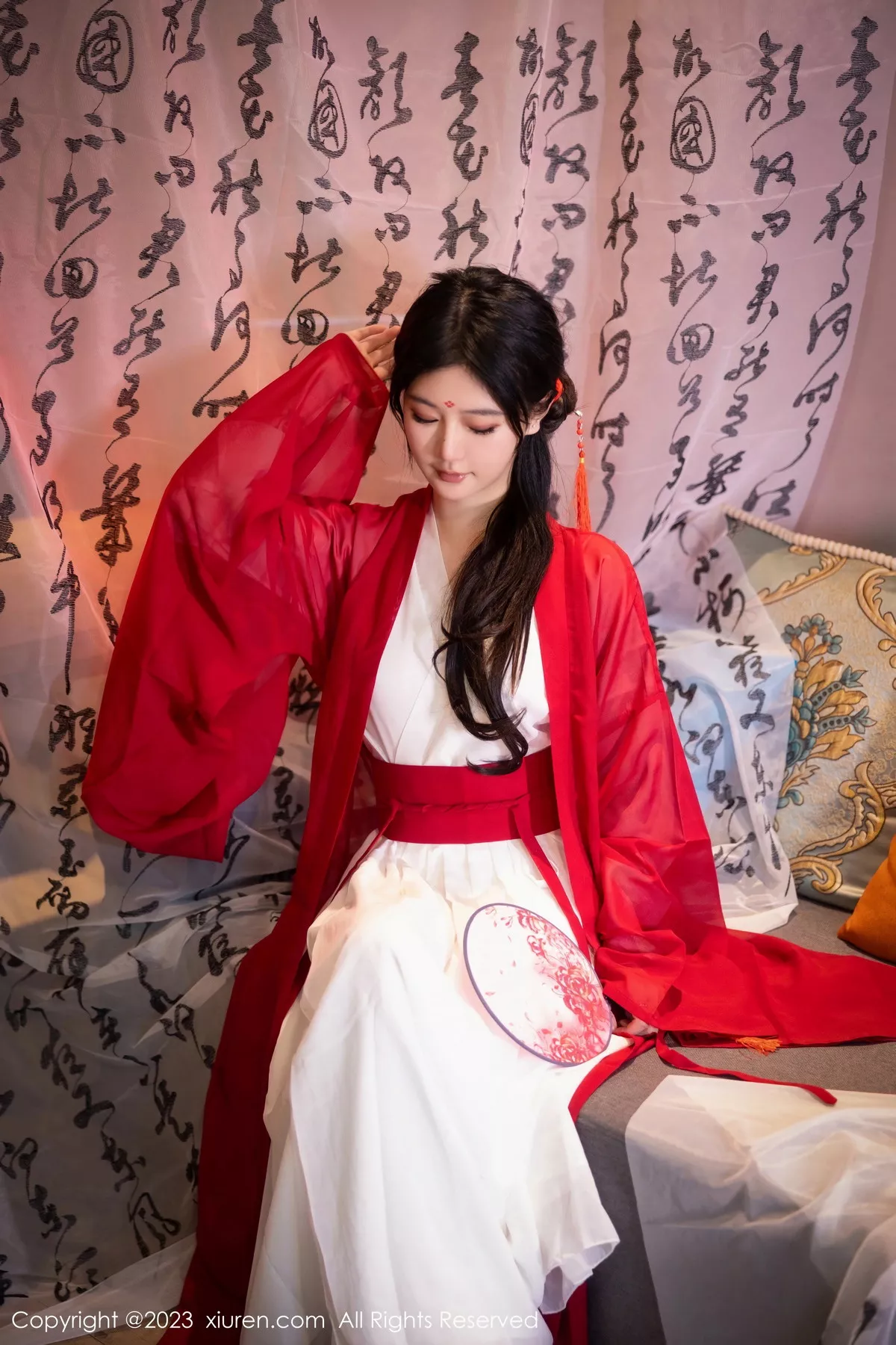 秀人集.com_[XiuRen秀人网]No.7192_模特幼幼私房古风场景性感红色古装服半脱秀完美身材诱惑写真92P