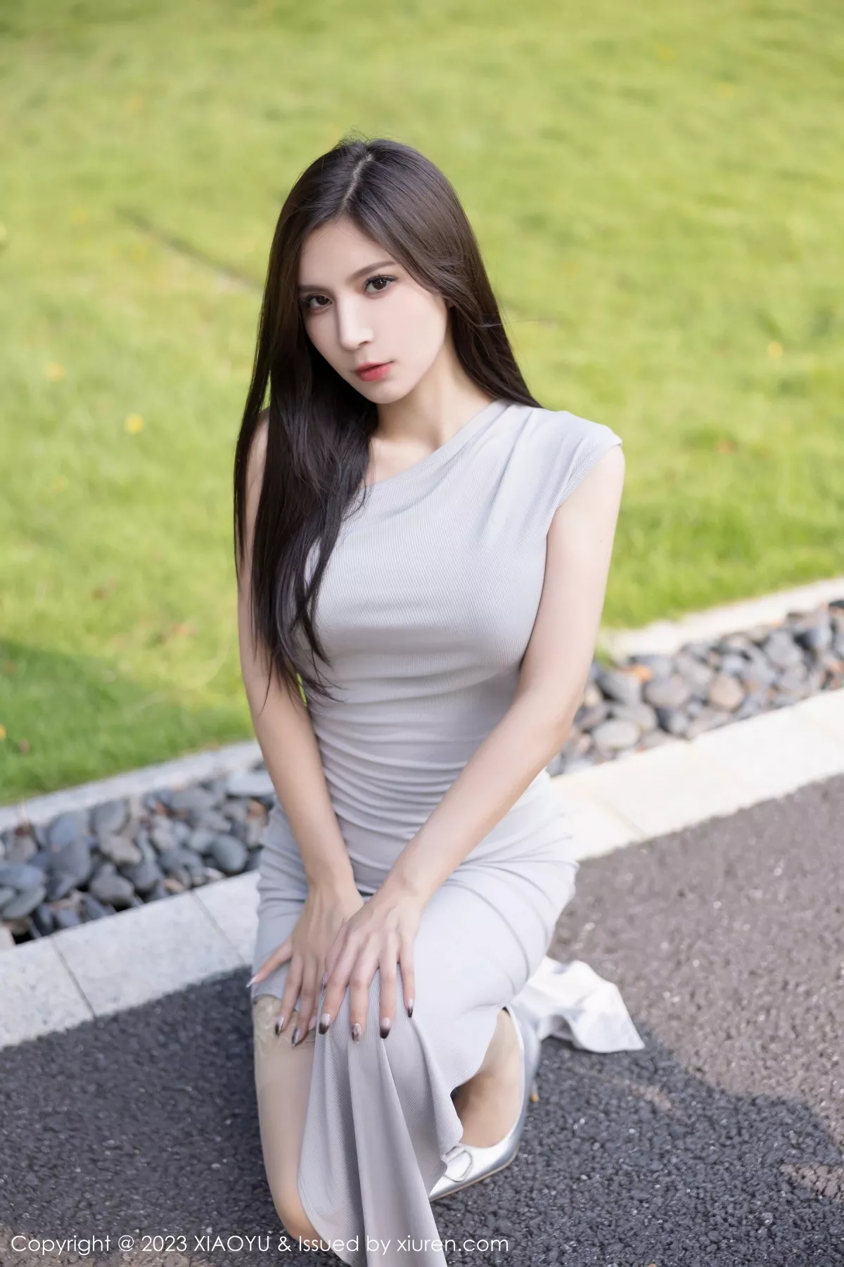 秀人集.com_[XiaoYu画语界]Vol.1074_模特小蛮妖Yummy性感浅灰连衣裙露淡灰蕾丝内衣迷人诱惑写真81P