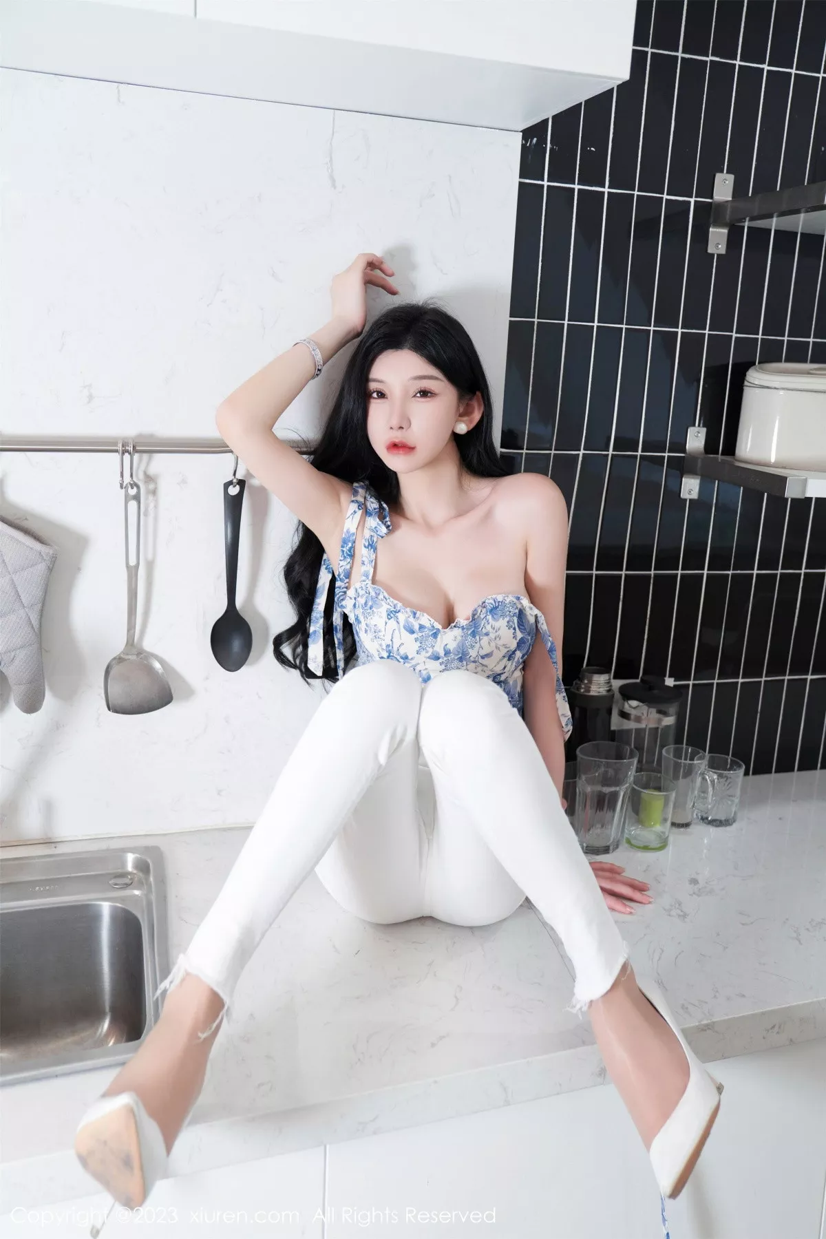 秀人集.com_[XiuRen秀人网]No.7225_女神周于希Sally性感白色短款夏日装配开档肉丝撩人诱惑写真102P