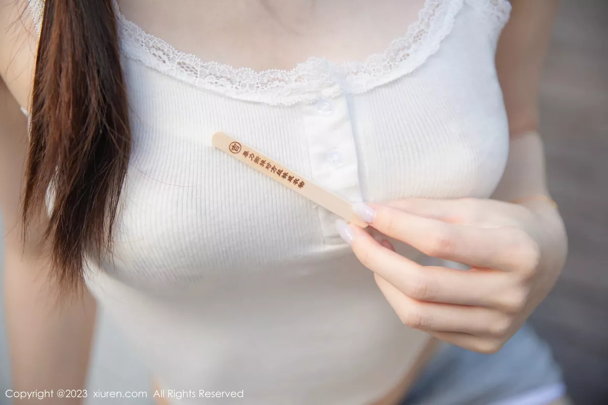 秀人集.com_[XiuRen秀人网]No.7221_模特是小逗逗泳池边性感白色上衣配灰短裙秀曼妙身姿诱惑写真79P