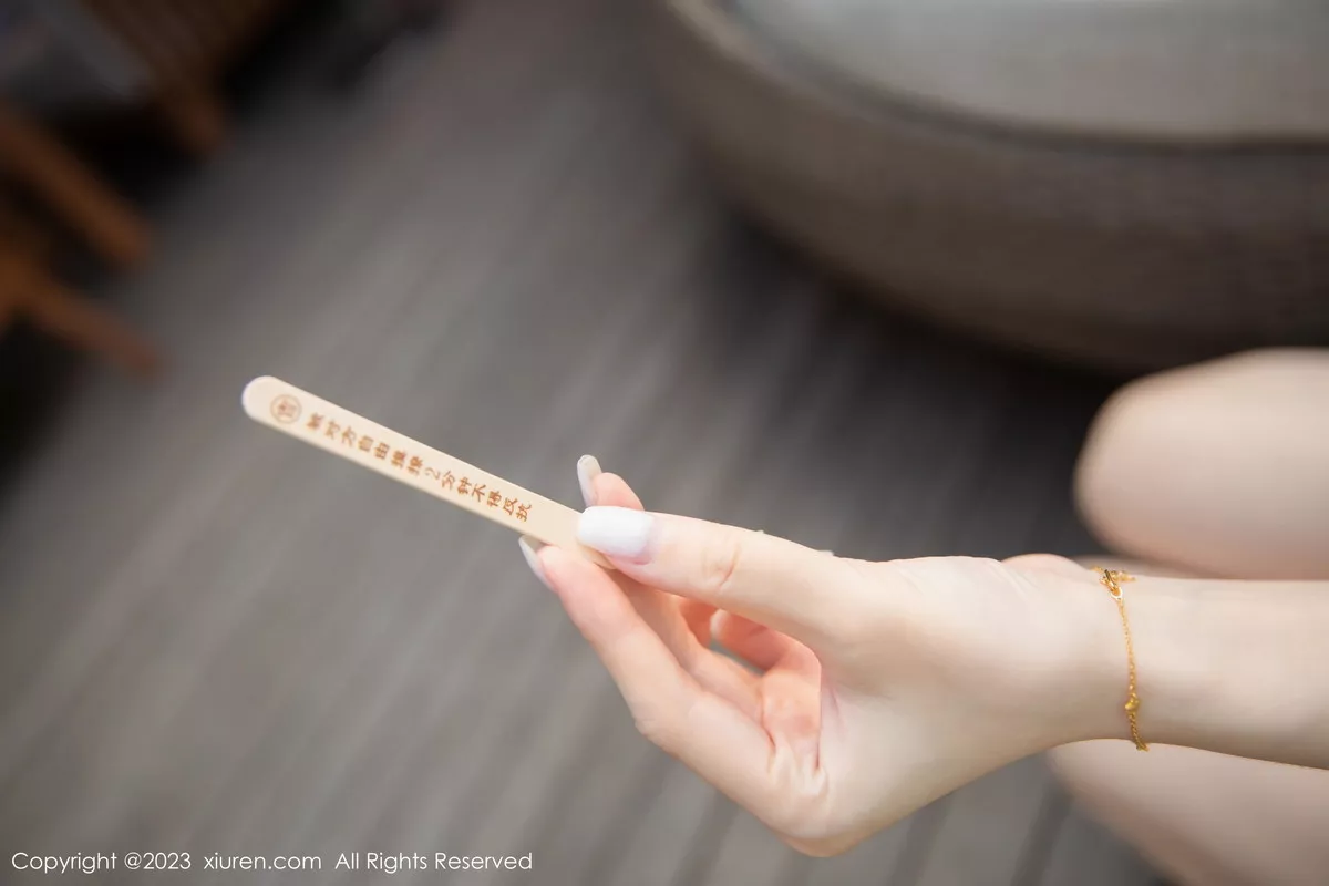 秀人集.com_[XiuRen秀人网]No.7221_模特是小逗逗泳池边性感白色上衣配灰短裙秀曼妙身姿诱惑写真79P