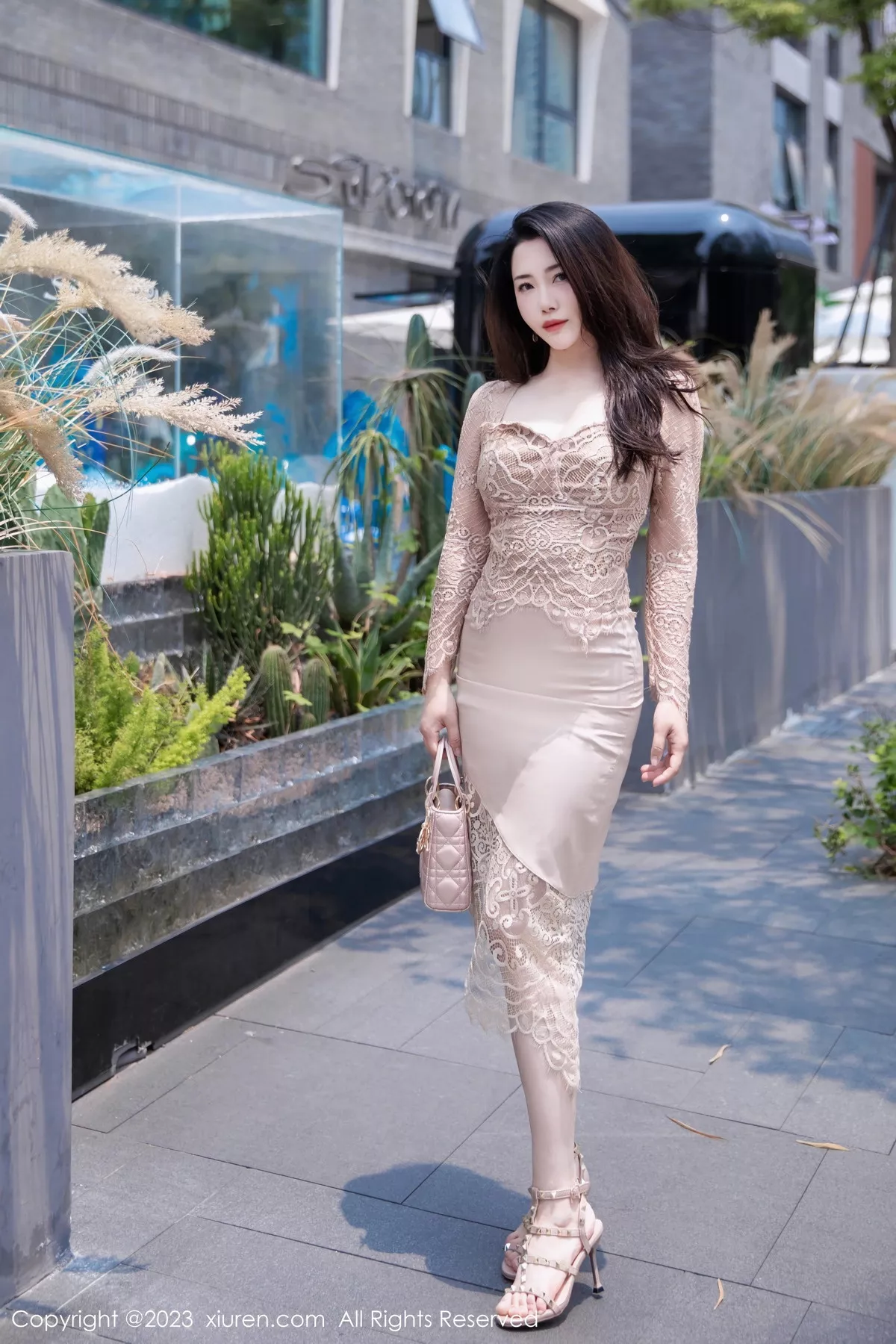 秀人集.com_[XiuRen秀人网]No.7216_模特严利娅Yuliya户外性感杏色低胸连衣长裙秀完美身材诱惑写真89P