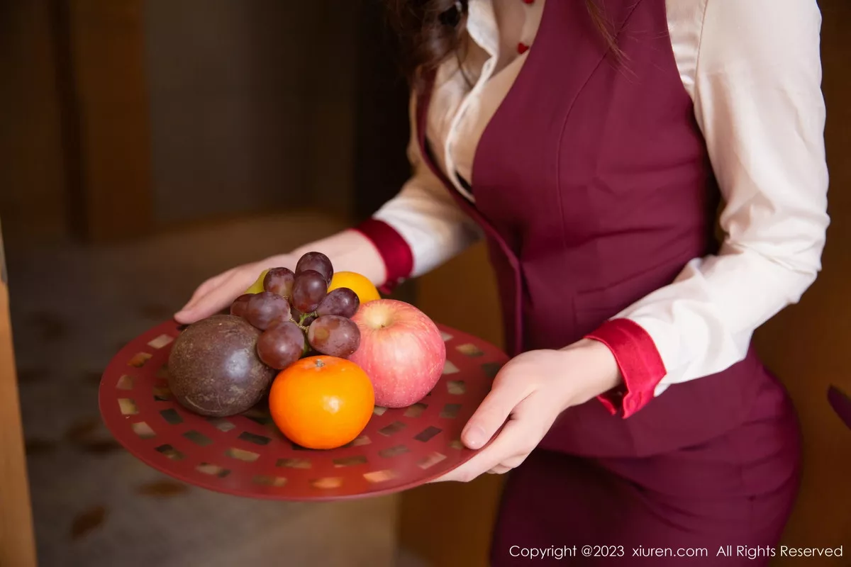 秀人集.com_[XiuRen秀人网]No.7255_模特是小逗逗客房职员扮演红黑色蕾丝内衣配黑丝吊袜诱惑写真80P