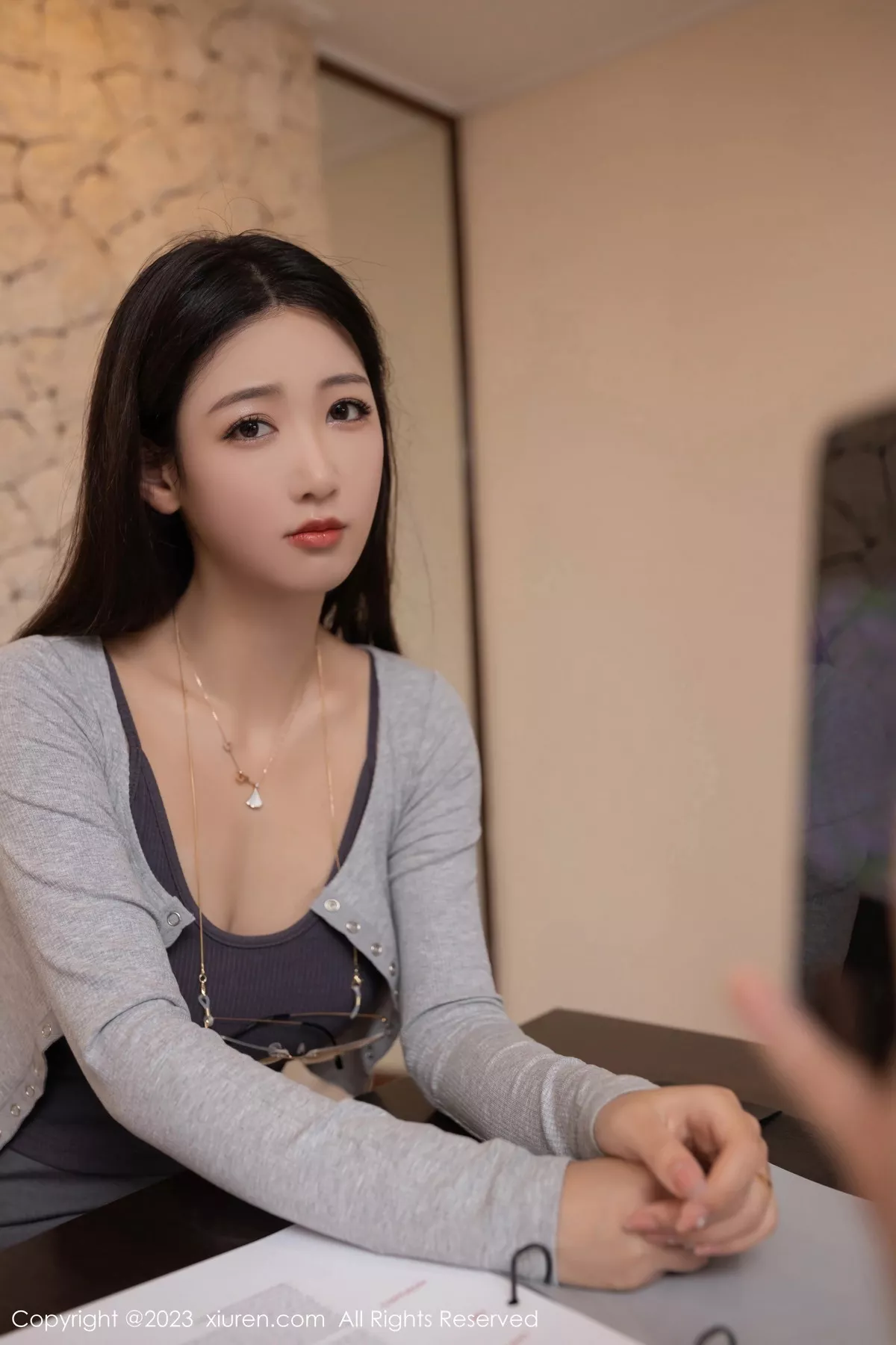 秀人集.com_[XiuRen秀人网]No.7129_模特唐安琪性感浅灰上衣配灰短裙露黑色蕾丝内衣迷人诱惑写真80P