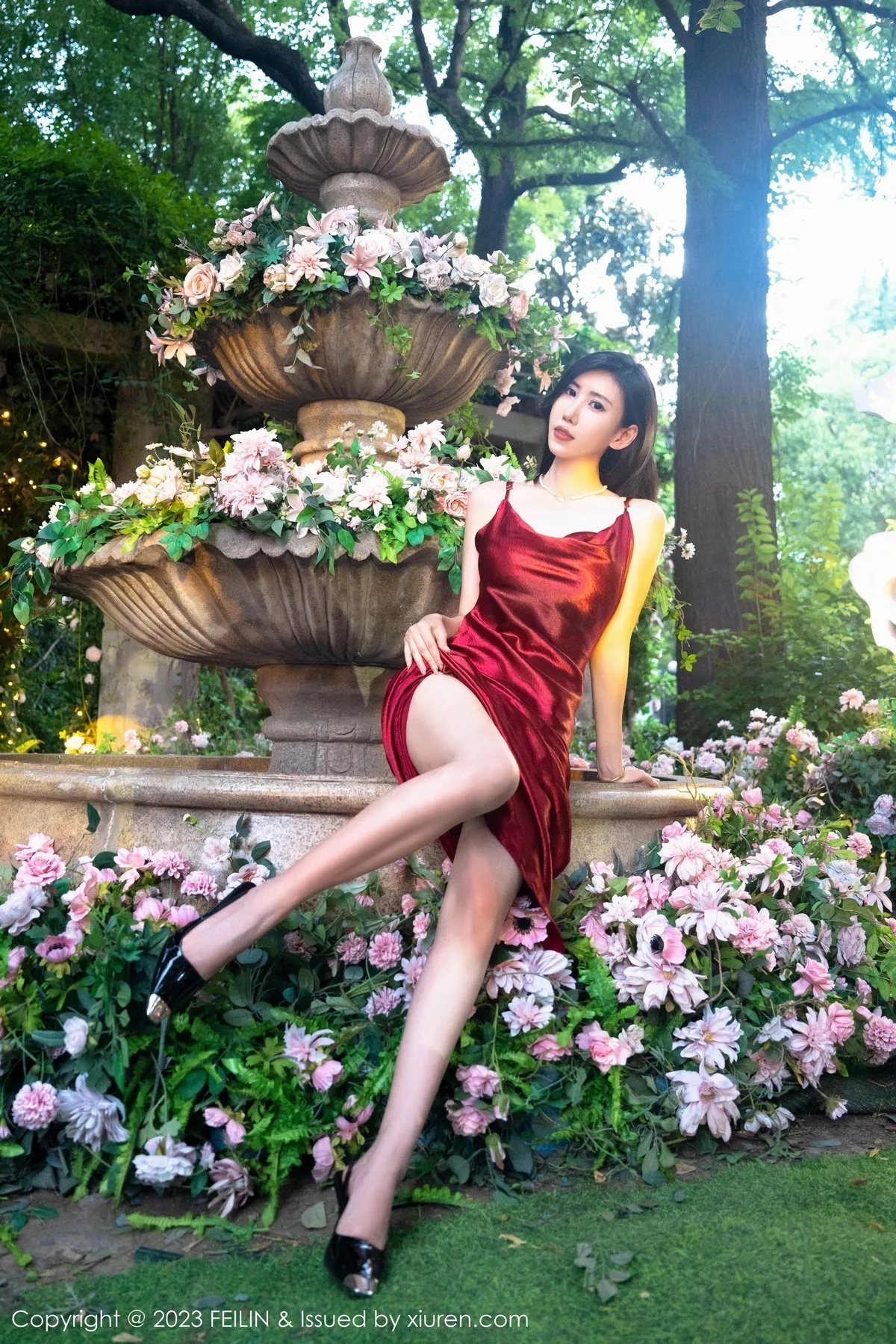 秀人集.com_[FeiLin嗲囡囡]VOL.467_模特章芃芃性感红色吊带裙配超薄黑丝裤袜秀曼妙身姿诱惑写真71P