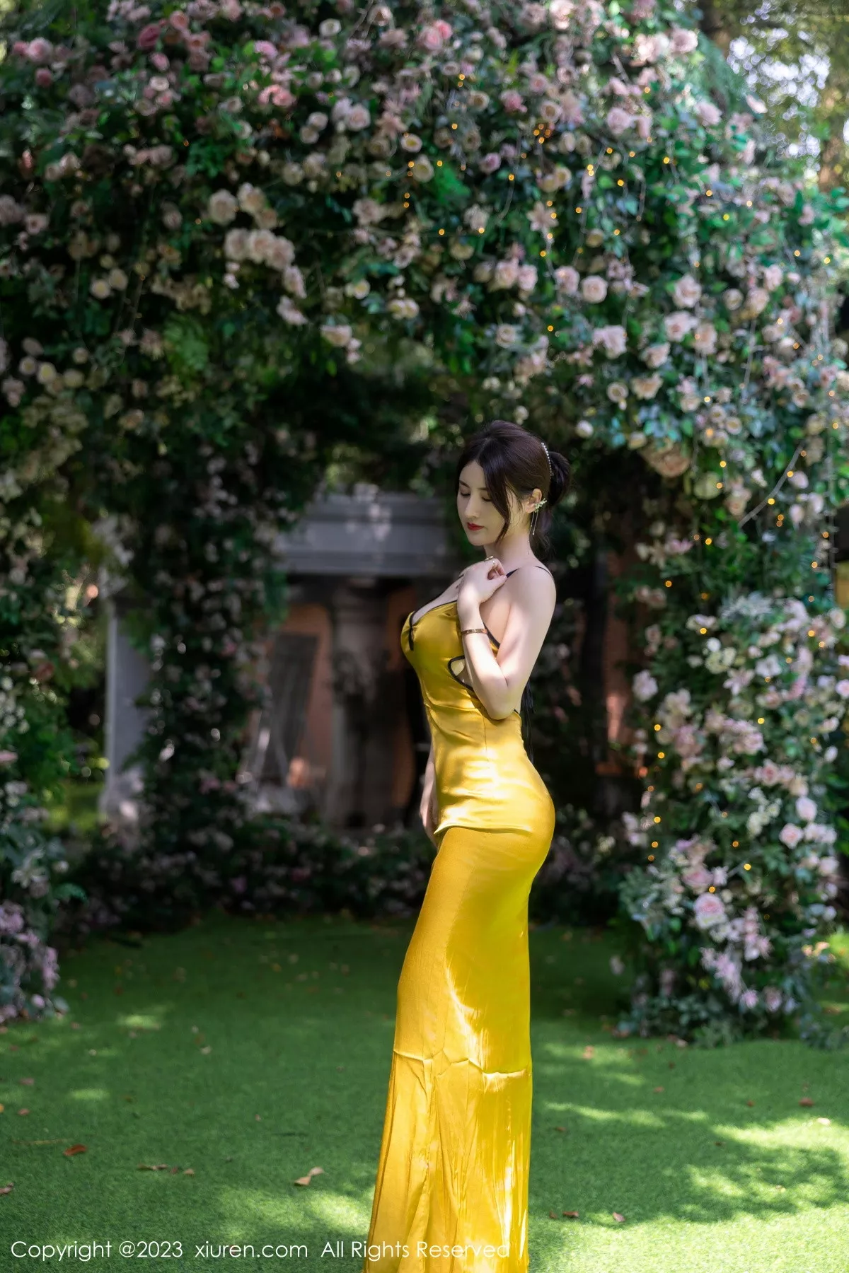 秀人集.com_[XiuRen秀人网]No.7302_模特诗诗kiki性感黄色吊带裙配原色丝袜秀惹火身材完美诱惑写真83P