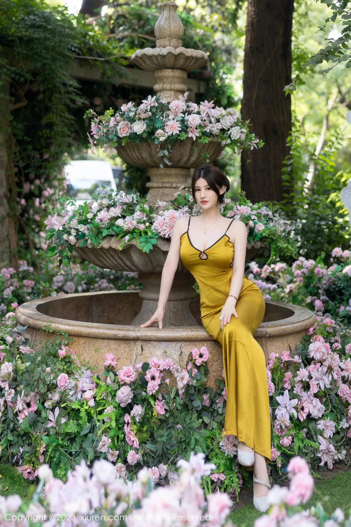 秀人集.com_[XiuRen秀人网]No.7302_模特诗诗kiki性感黄色吊带裙配原色丝袜秀惹火身材完美诱惑写真83P