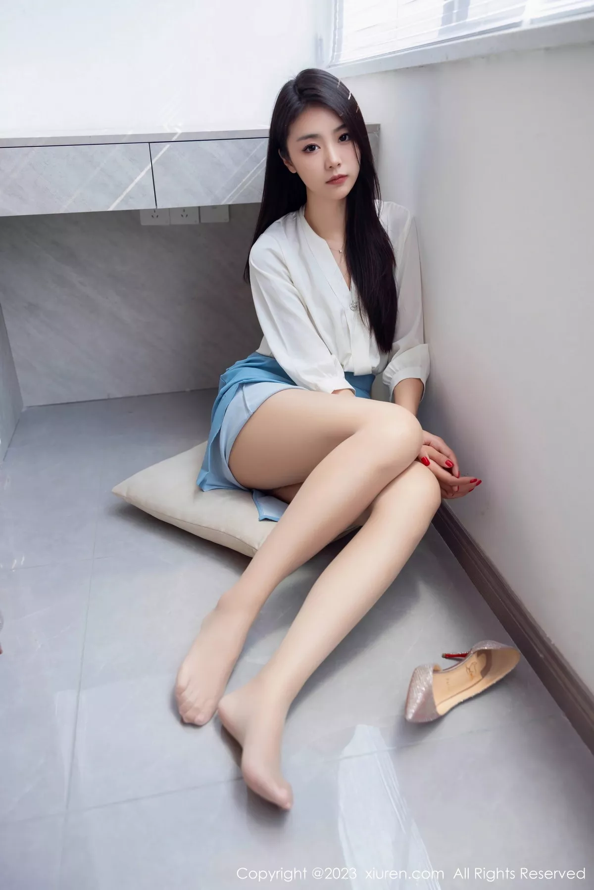 秀人集.com_[XiuRen秀人网]No.7314_模特可乐Vicky性感白色上衣配蓝色裙露原色丝袜迷人诱惑写真81P