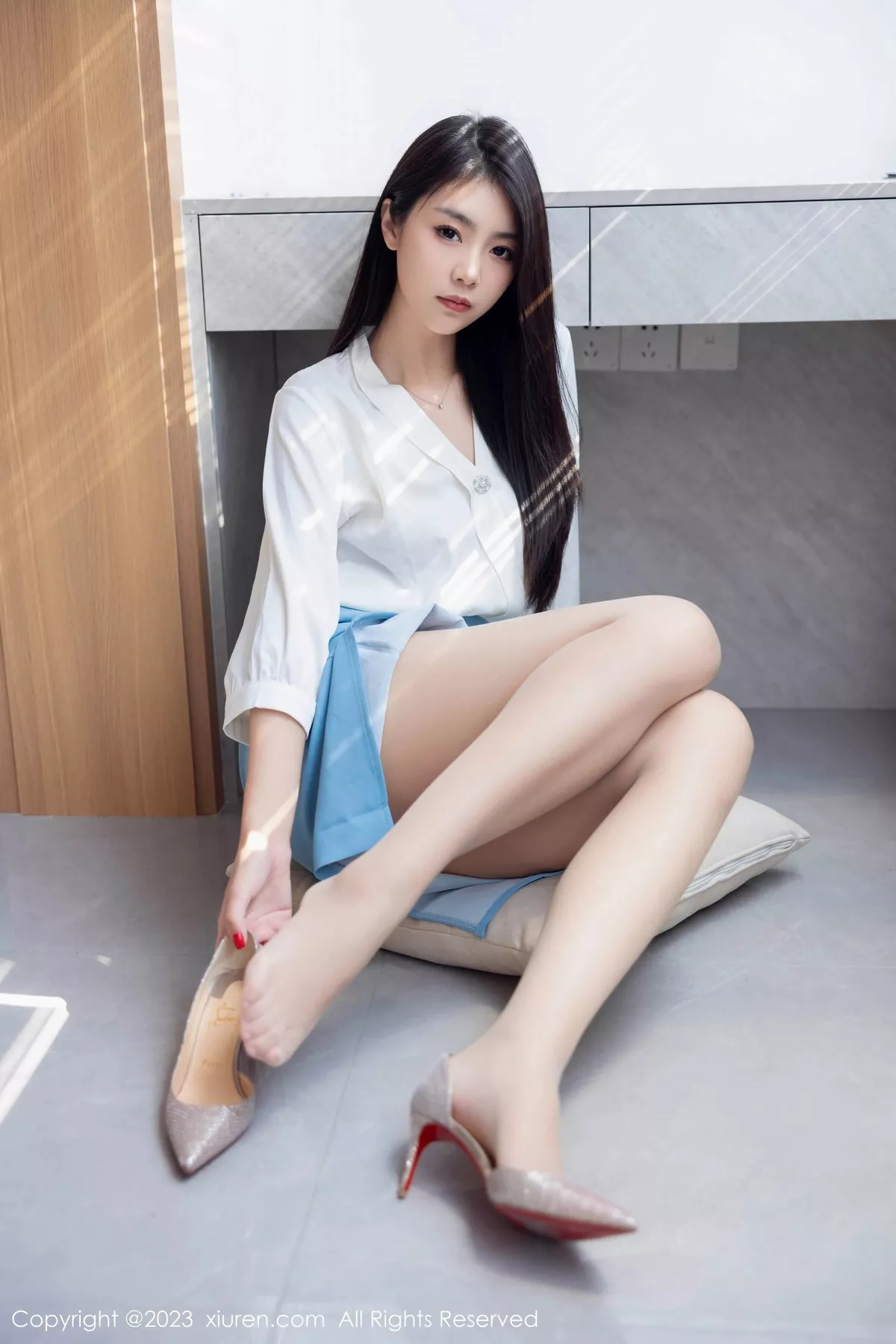 秀人集.com_[XiuRen秀人网]No.7314_模特可乐Vicky性感白色上衣配蓝色裙露原色丝袜迷人诱惑写真81P