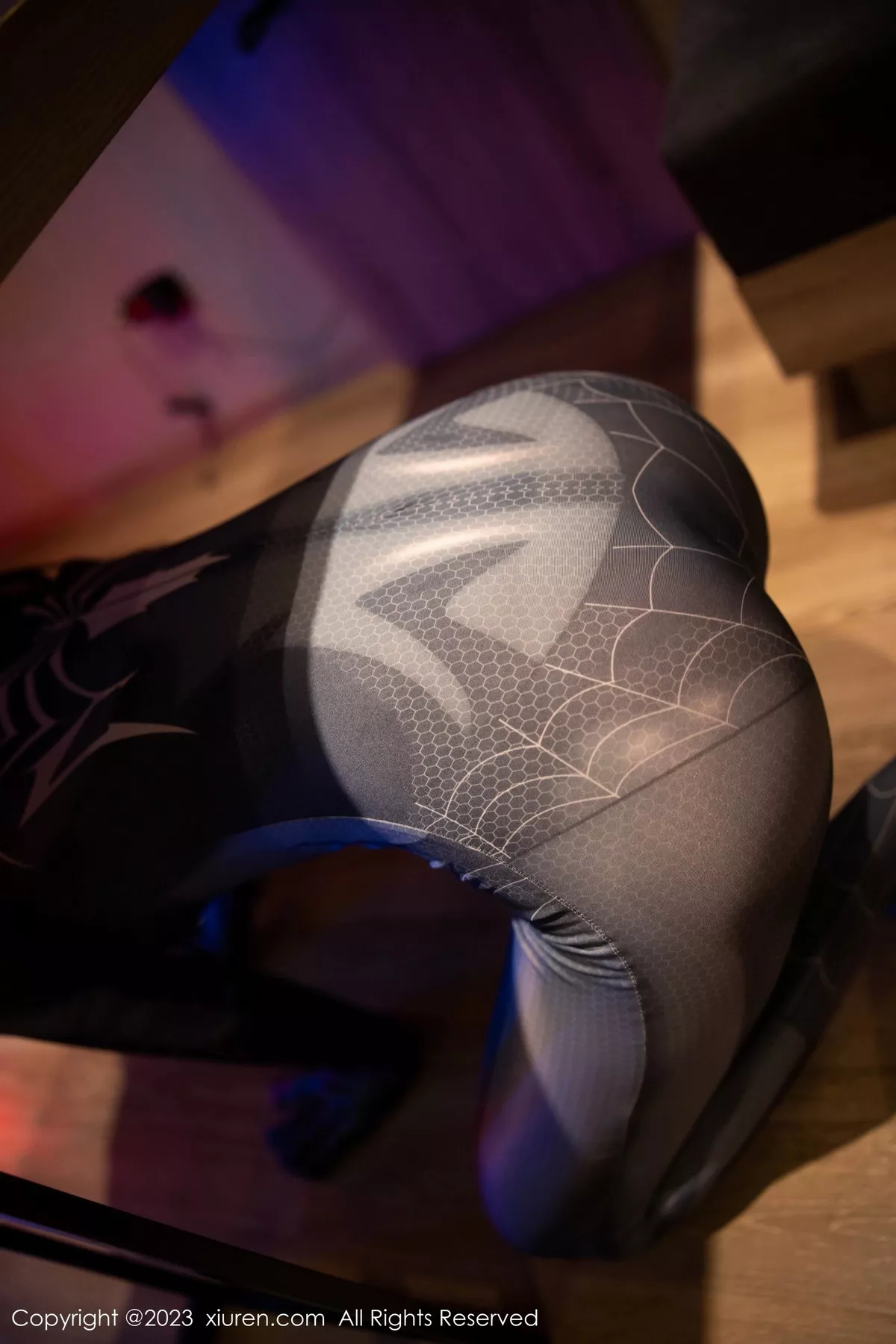 秀人集.com_[XiuRen秀人网]No.7326_模特幼幼暗色灯光下性感银灰蜘蛛侠服紧身秀完美身材诱惑写真77P