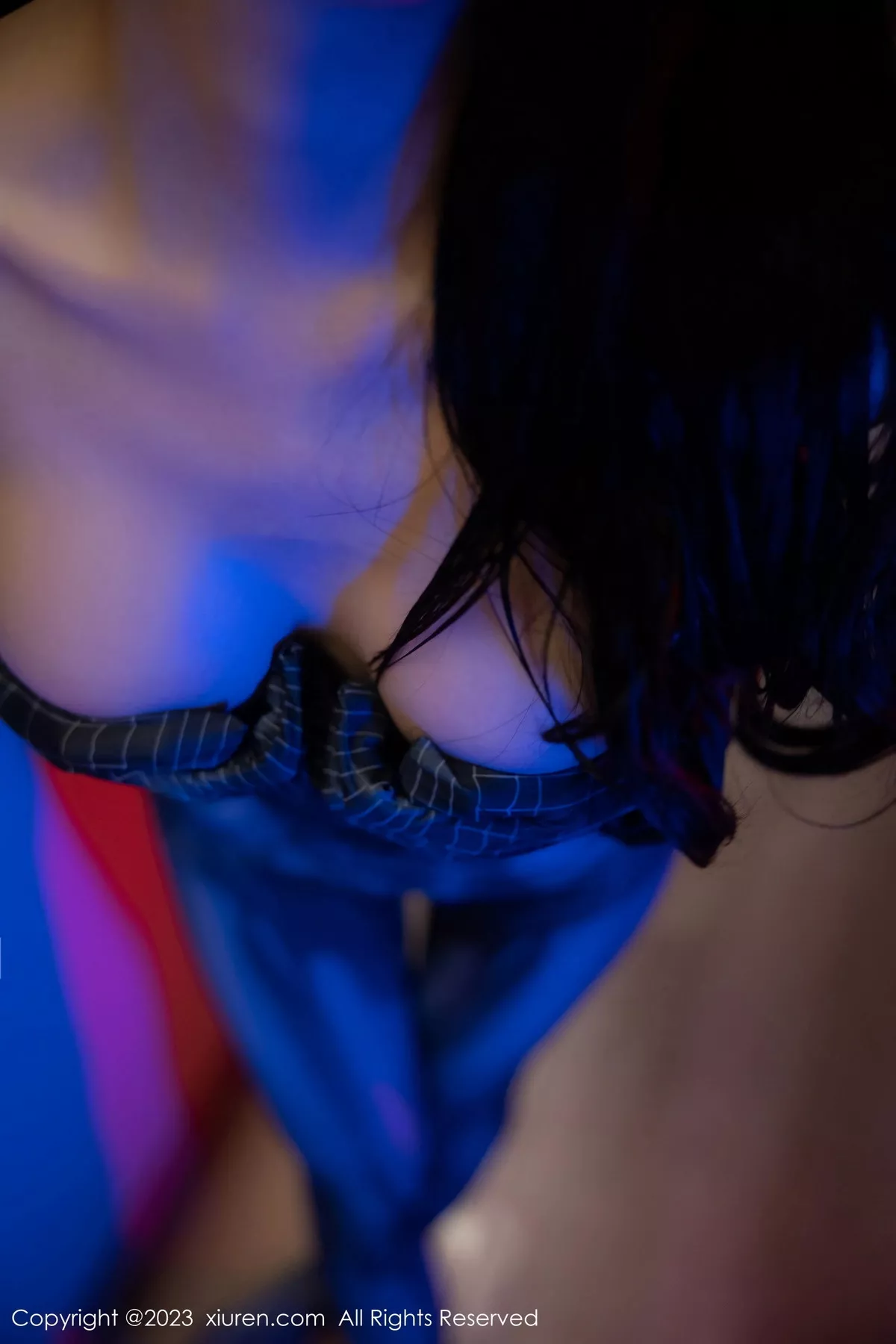 秀人集.com_[XiuRen秀人网]No.7326_模特幼幼暗色灯光下性感银灰蜘蛛侠服紧身秀完美身材诱惑写真77P