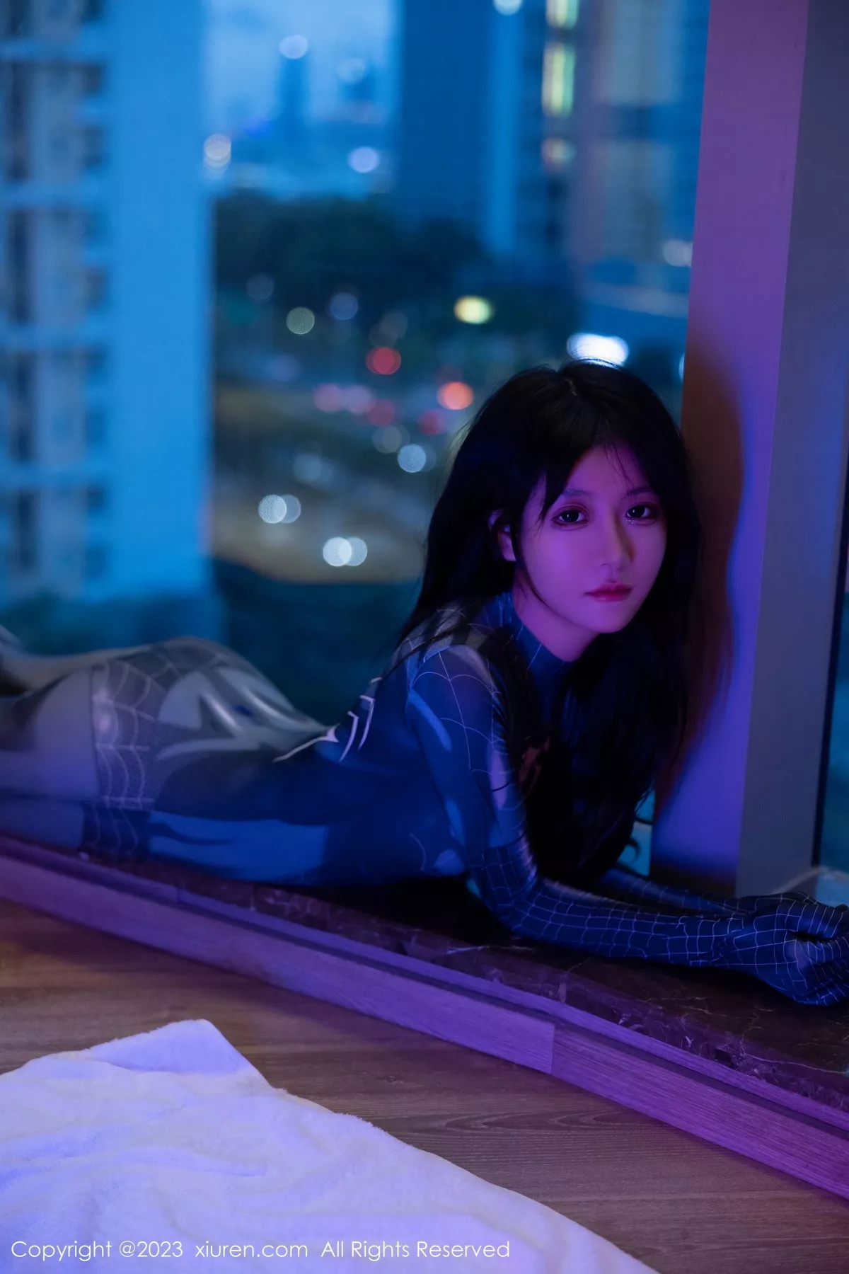 秀人集.com_[XiuRen秀人网]No.7326_模特幼幼暗色灯光下性感银灰蜘蛛侠服紧身秀完美身材诱惑写真77P