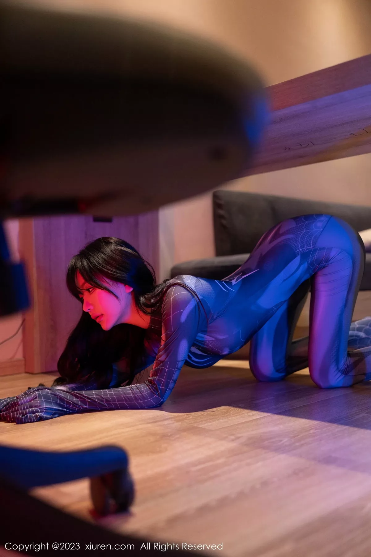 秀人集.com_[XiuRen秀人网]No.7326_模特幼幼暗色灯光下性感银灰蜘蛛侠服紧身秀完美身材诱惑写真77P