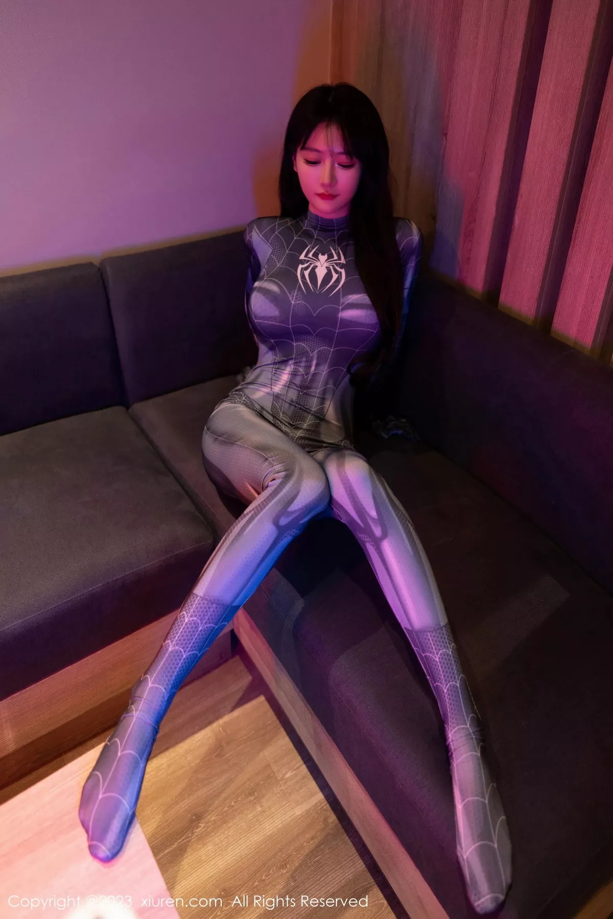 秀人集.com_[XiuRen秀人网]No.7326_模特幼幼暗色灯光下性感银灰蜘蛛侠服紧身秀完美身材诱惑写真77P