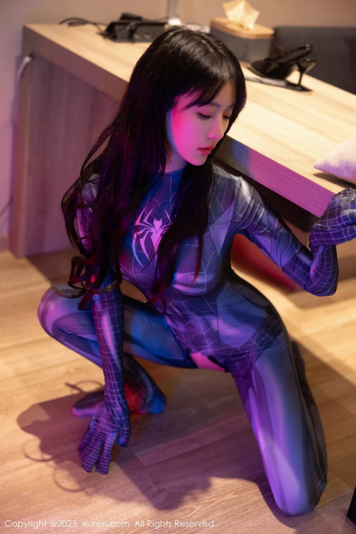 秀人集.com_[XiuRen秀人网]No.7326_模特幼幼暗色灯光下性感银灰蜘蛛侠服紧身秀完美身材诱惑写真77P