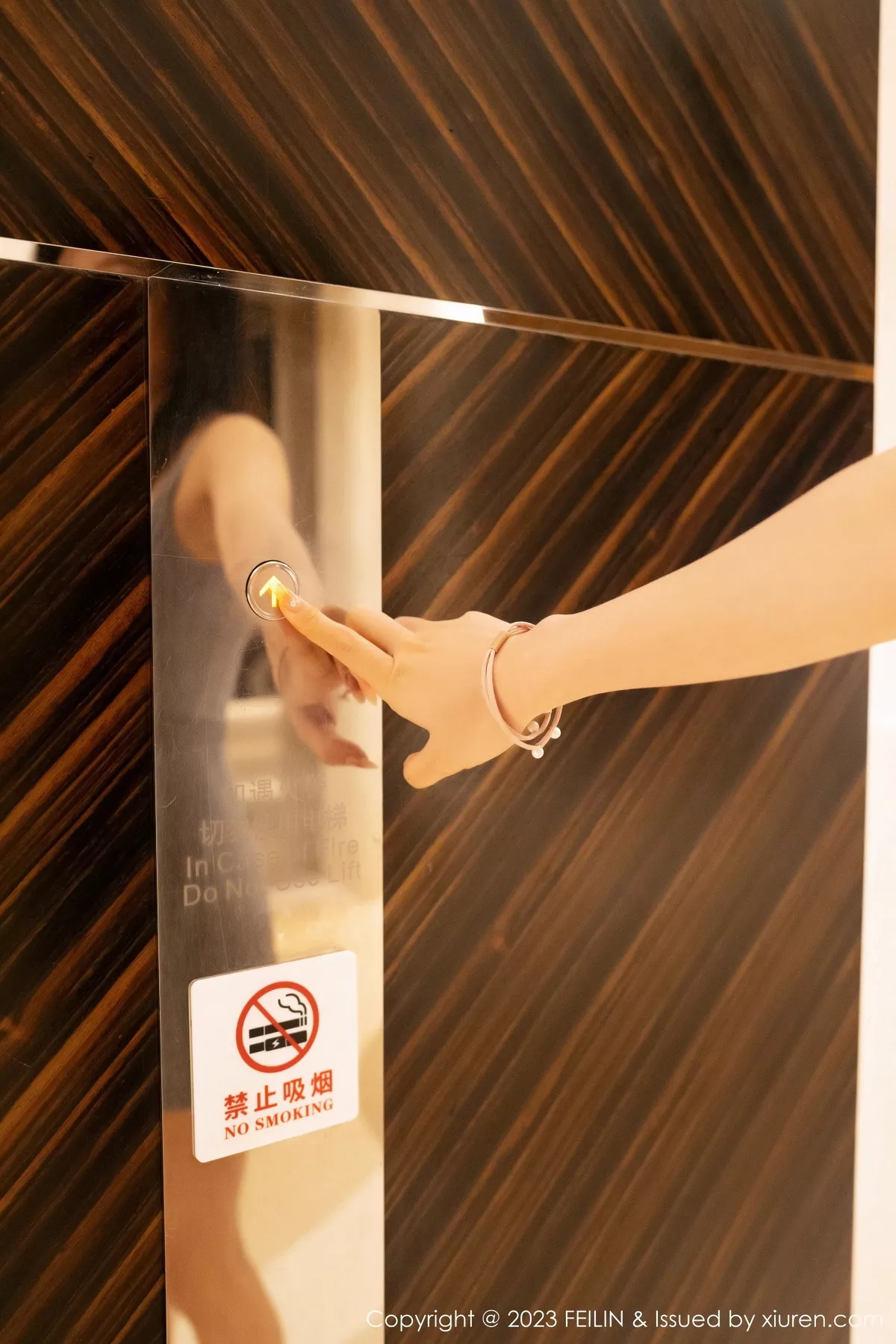 秀人集.com_[FeiLin嗲囡囡]VOL.468_女神冯木木LRIS灰色针织背带短裙露性感黑色内衣迷人诱惑写真76P