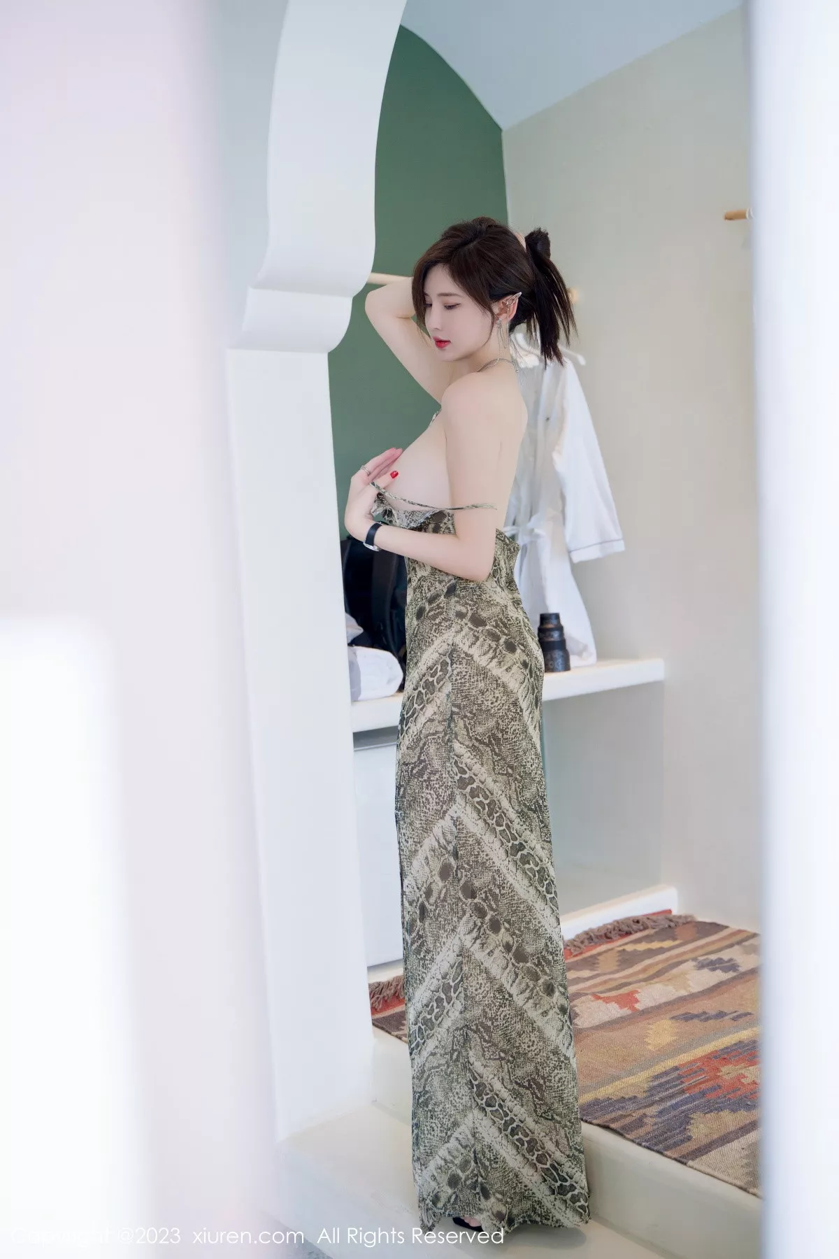 秀人集.com_[XiuRen秀人网]No.7339_女神Carol周妍希性感蛇纹吊带裙配原色丝袜秀完美身材诱惑写真85P