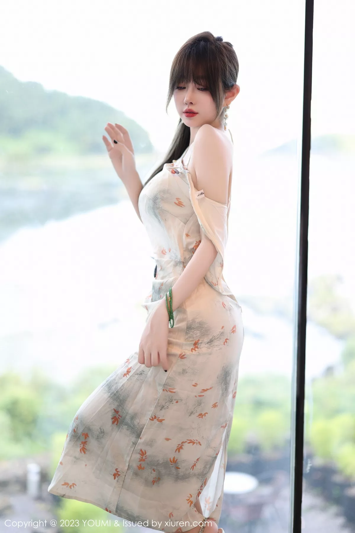 秀人集.com_[YouMi尤蜜荟]Vol.983_女神王雨纯性感浅色长款旗袍露白色内衣配肉丝袜完美诱惑写真79P